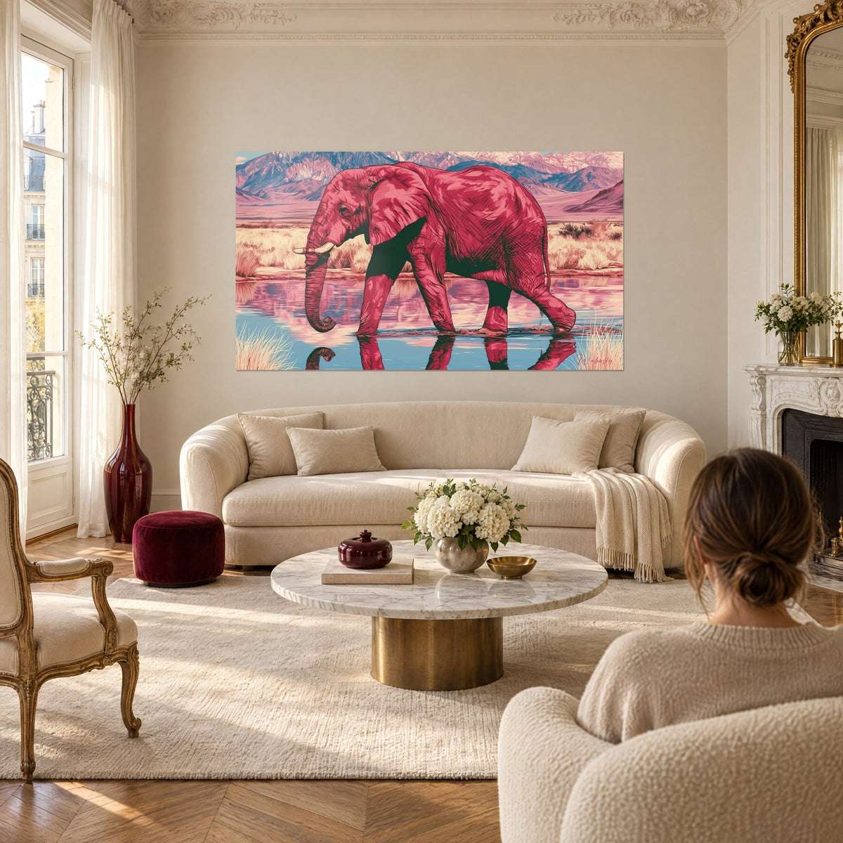 Gemälde Elefant himbeerrosa, watend durch blaues Wasser, lila Berge im Hintergrund, über einem Sofa in einem hellen Wohnzimmer