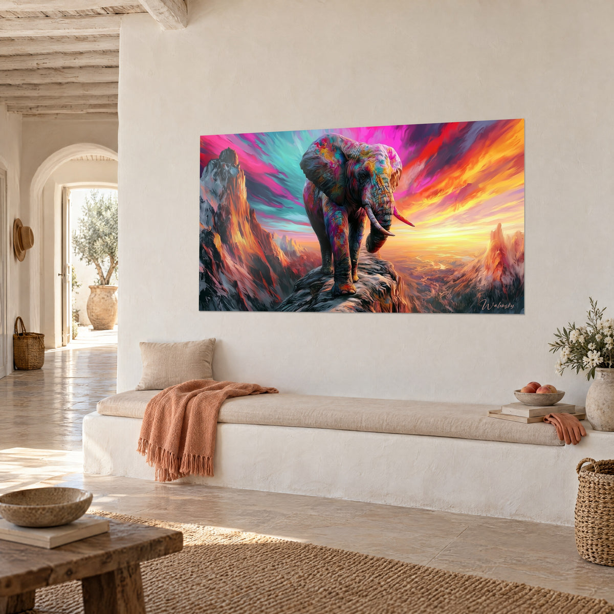 Quadro di pachiderma dipinto con macchie blu e rosse, cresta rocciosa e tramonto, vista di tre quarti in una casa mediterranea