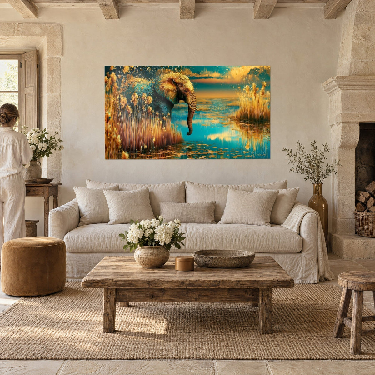 Gemälde Elefant, geschmückt mit Gold und Türkis im goldenen Schilf, Spiegelungen auf dem Wasser, über einem Sofa in einem hellen Wohnzimmer