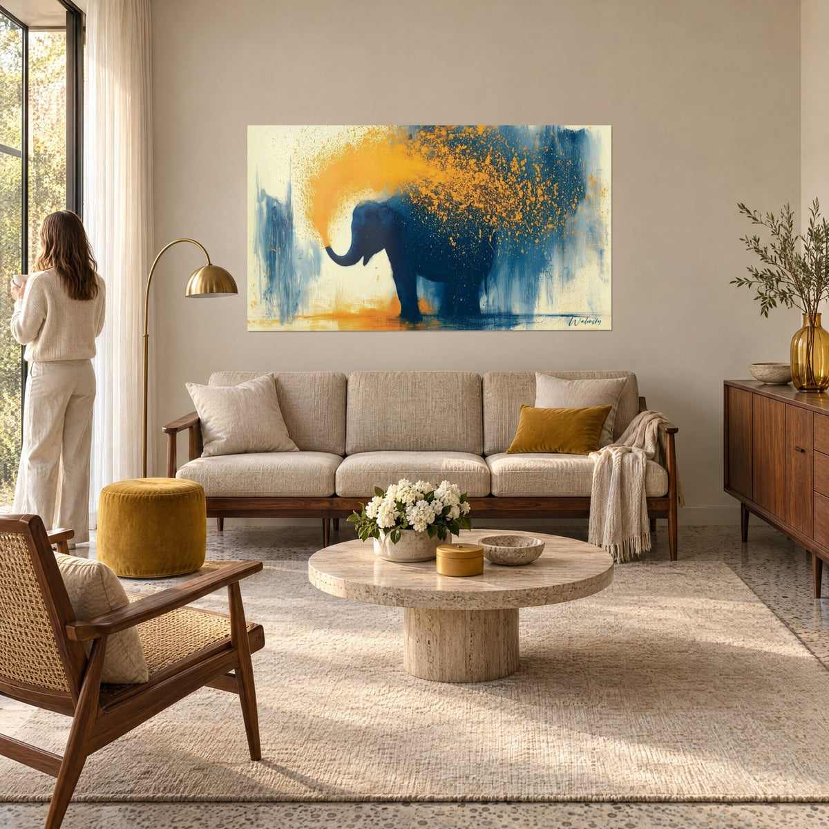 Quadro pachiderma blu notte che soffia una nuvola arancio di schizzi, sfondo crema, sopra un divano in un soggiorno luminoso