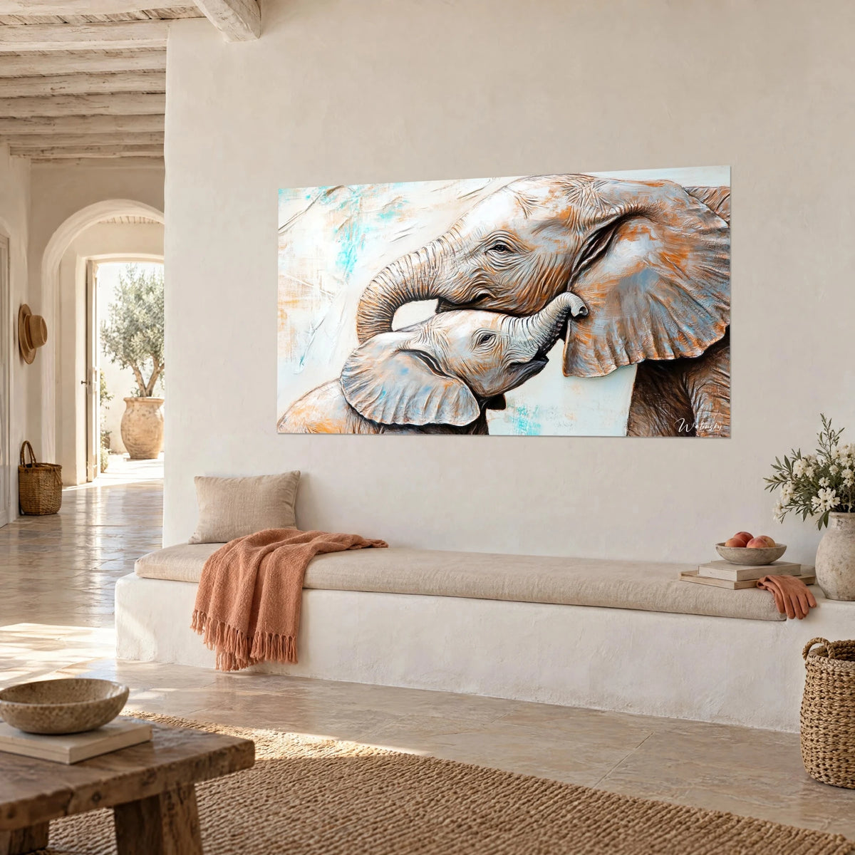 Gemälde Elefantenmutter mit Jungem in dicker grauer und orangefarbener Strukturpaste, elfenbeinfarbener Hintergrund mit türkisen Tupfern, weiße mediterrane Wand