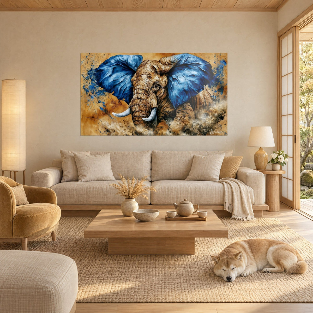 Gemälde Afrikanischer Elefant mit elektrisch blauen Ohren auf ockerfarbenem Grund, goldener Staub, Shiba liegt unter dem Sofa, helles Wohnzimmer