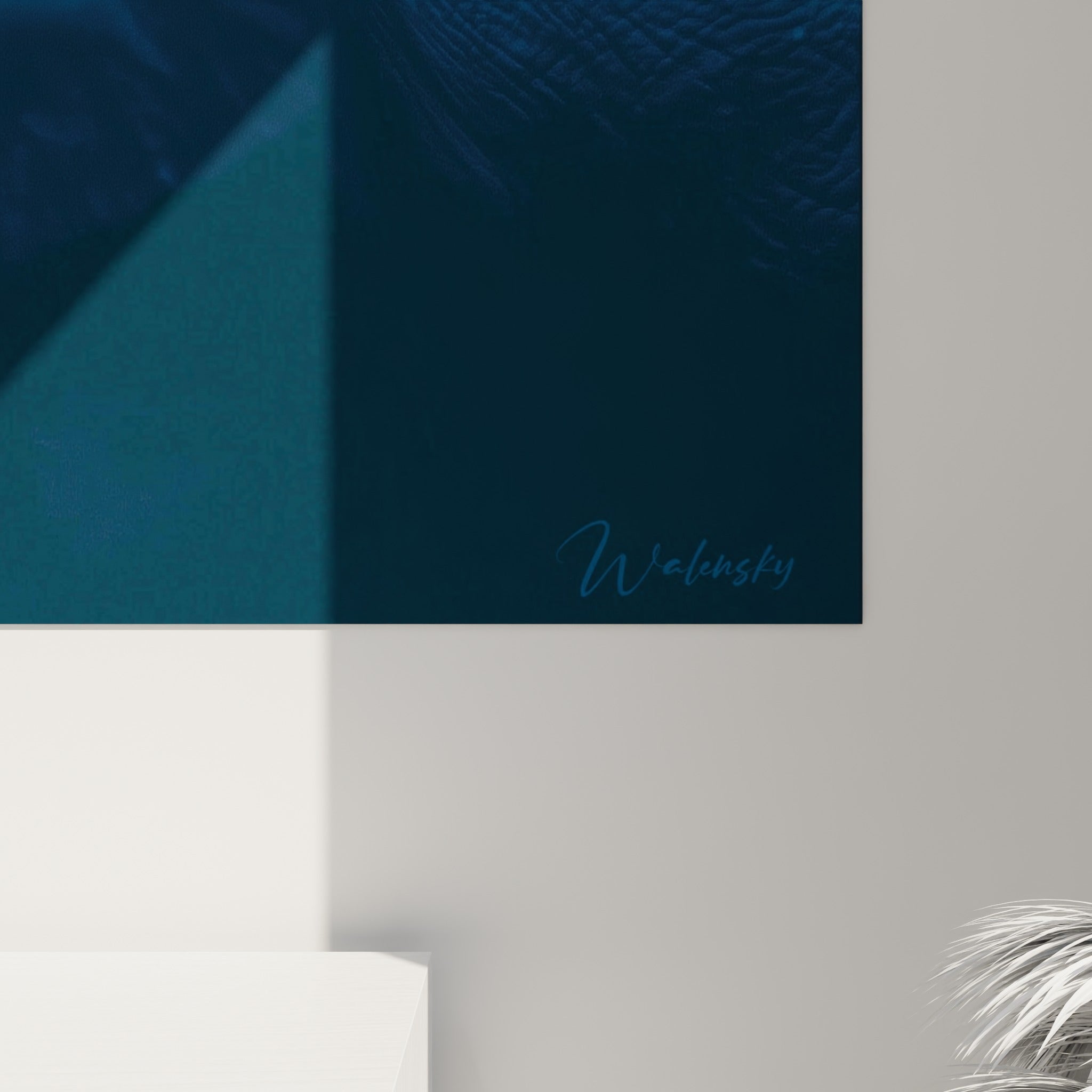Détail des volutes blanches et du grain bleu marine sur la toile de l'éléphant accrochée au mur