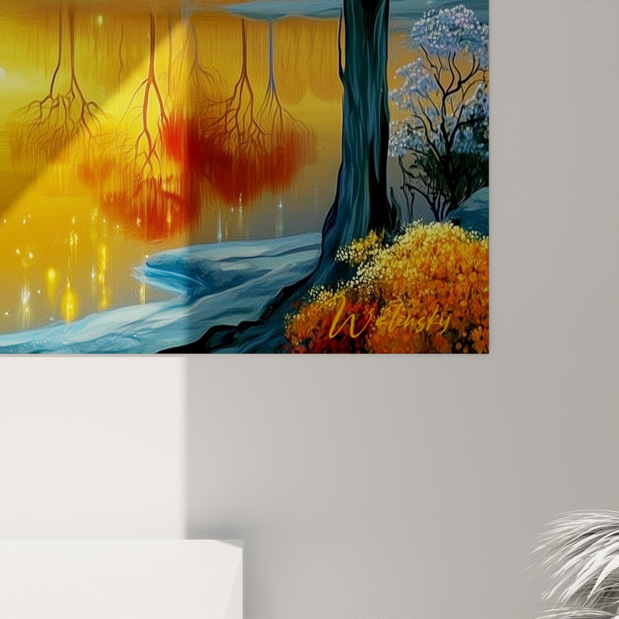 Empâtements colorés en écailles bleues, violettes et dorées visibles sur la toile accrochée