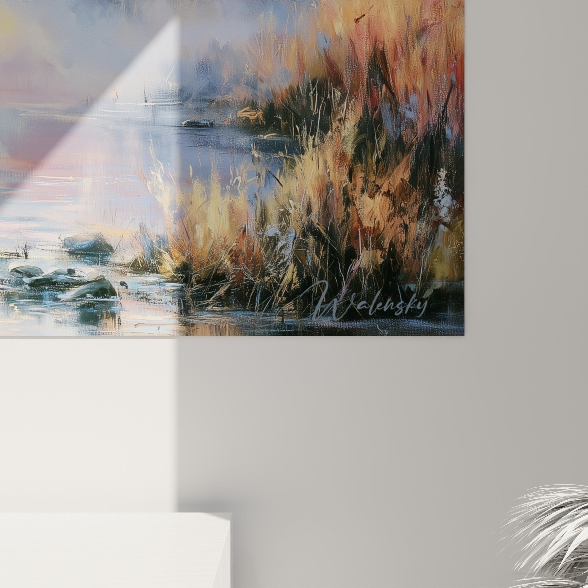 Empâtements dorés et roses se mêlant aux nuances bleutées, matière picturale visible sur la toile accrochée
