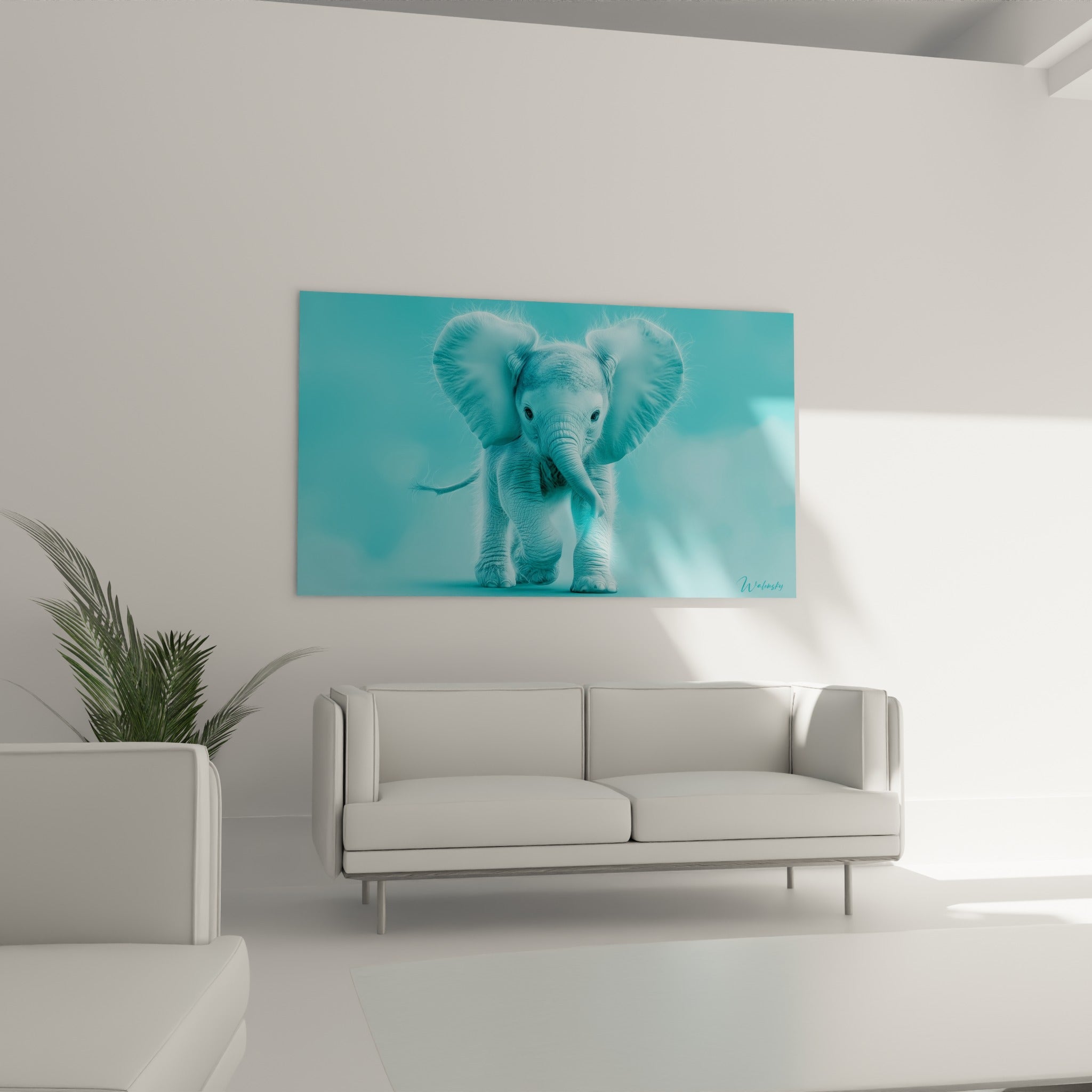 Trompe recourbée et regard doux de l'éléphanteau turquoise au-dessus d'un canapé dans un salon lumineux