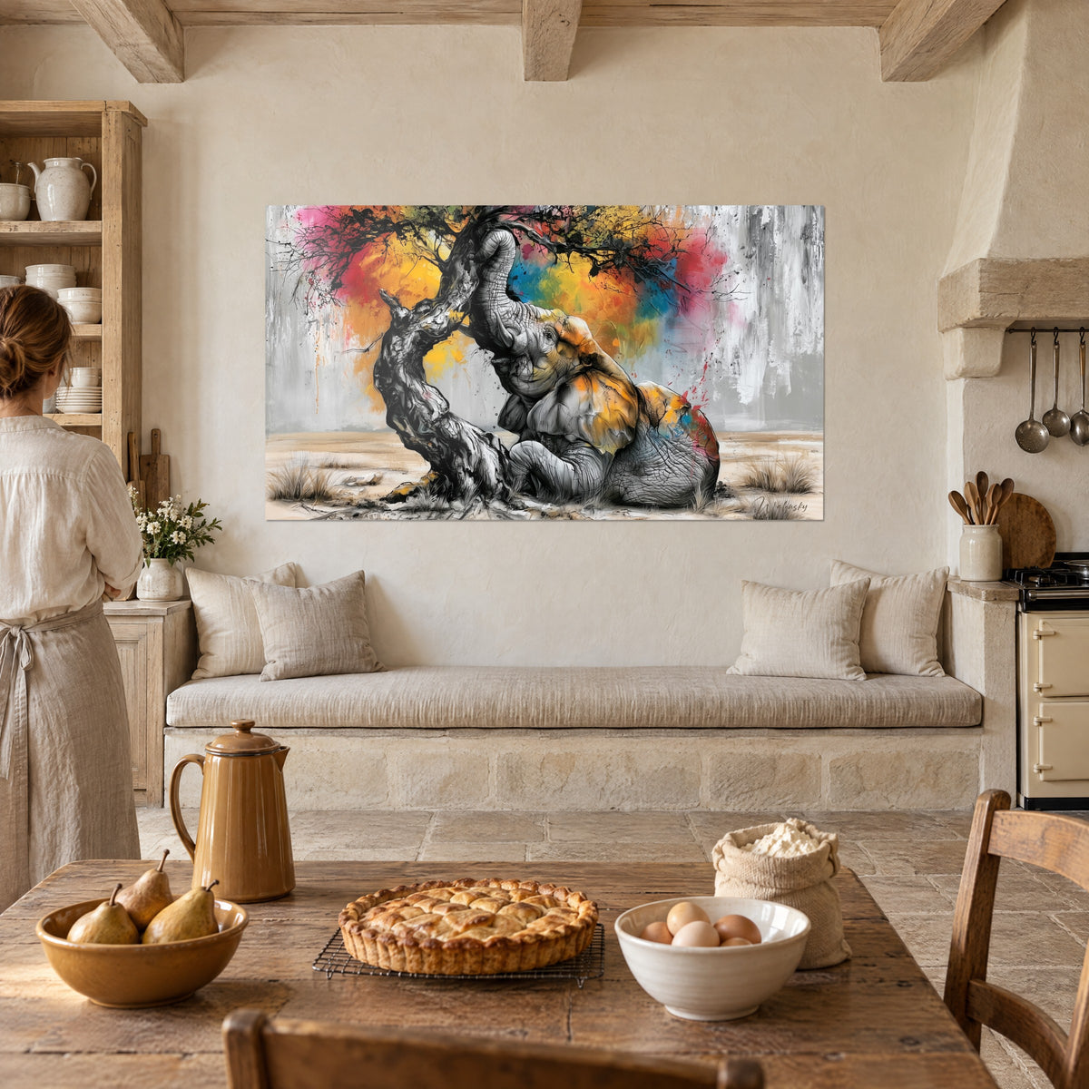 Quadro gigante con la proboscide sollevata verso rami neri, nuvole zafferano e magenta, cucina rustica in pietra ocra