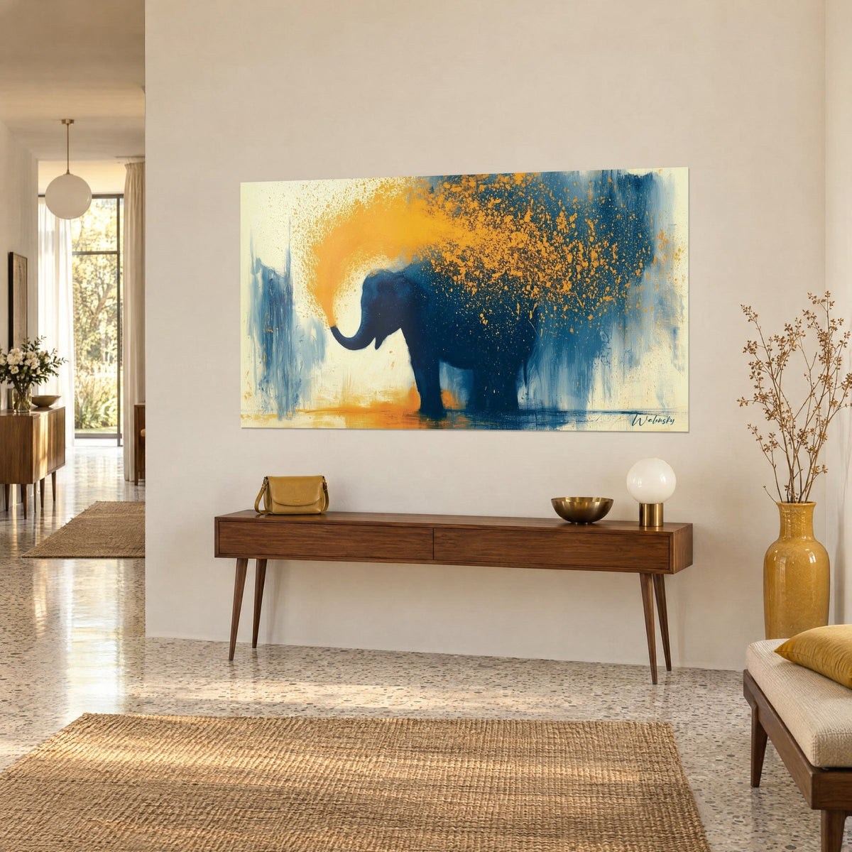 Quadro elefante asiatico in campiture indaco, la proboscide proietta una polvere ocra zafferano, vista di tre quarti su una parete beige chiaro