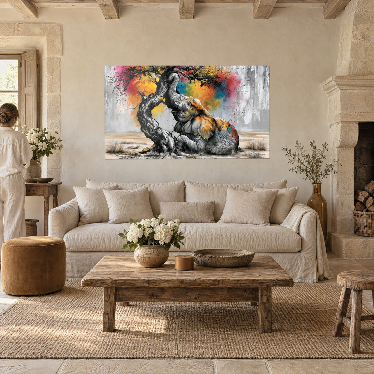 Quadro elefante grigio seduto contro un tronco nodoso, fogliame giallo, rosso e blu, sopra un divano in un soggiorno luminoso