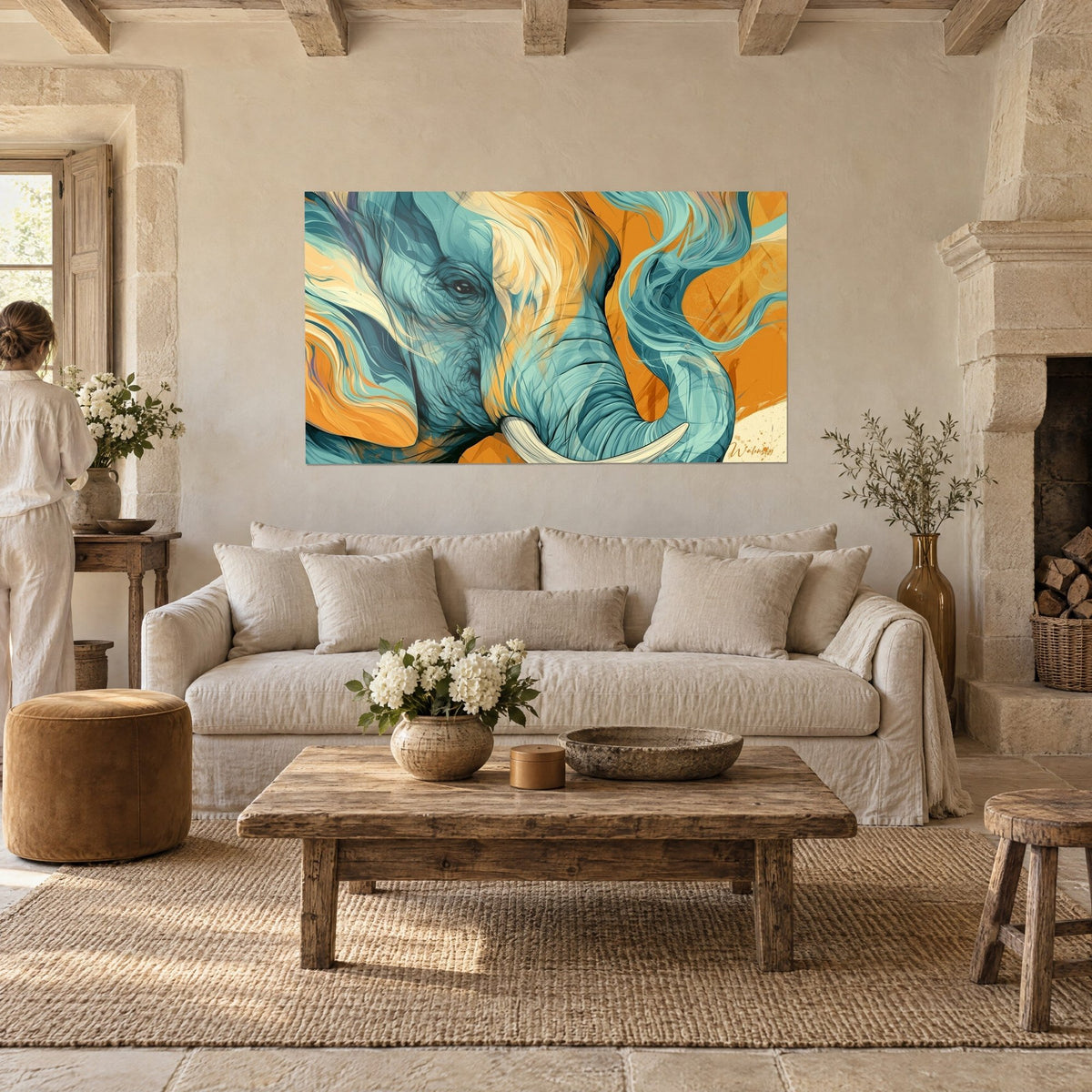 Gemälde stilisierter Elefant mit petrolblauen und orangefarbenen Schnörkeln, dunkles Auge und elfenbeinfarbener Stoßzahn, über einem Sofa in einem hellen Wohnzimmer