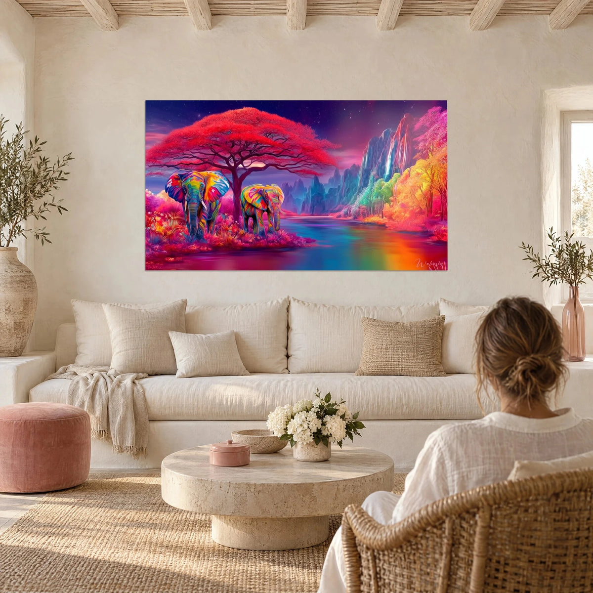 Gemälde Elefanten mit regenbogenfarbenem Fell unter einer roten Akazie, türkisfarbener See, über einem Sofa in einem hellen Wohnzimmer