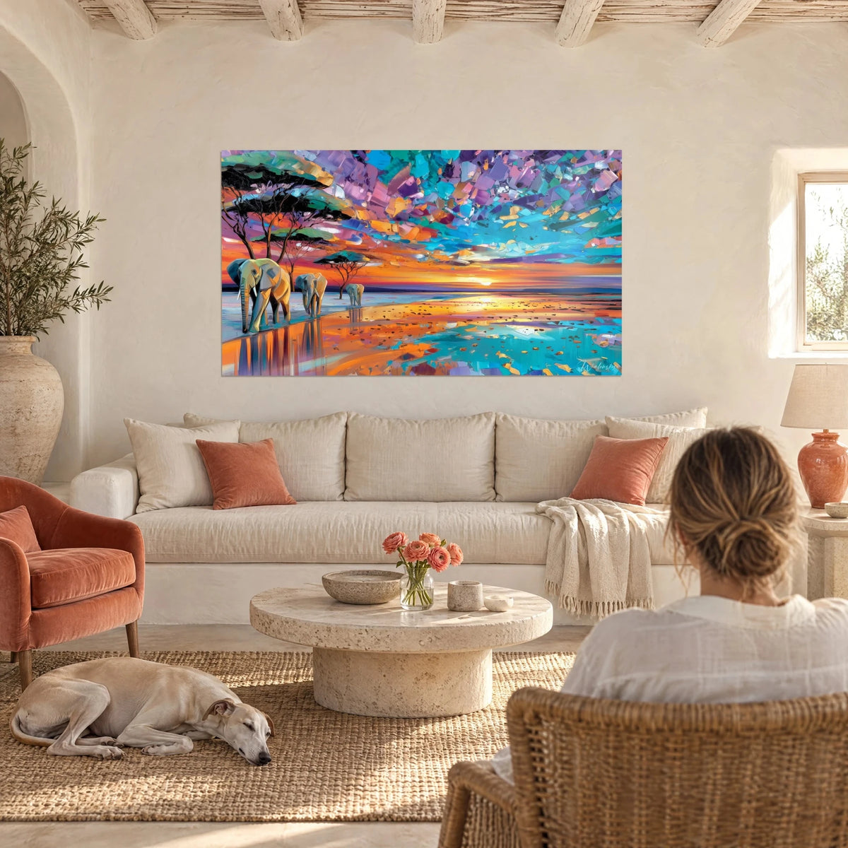 Gemälde Elefanten auf dem Marsch durch kupferfarbenes Wasser, mauve und türkisfarbener Himmel mit Farbspritzern, über einem Sofa in einem hellen Wohnzimmer