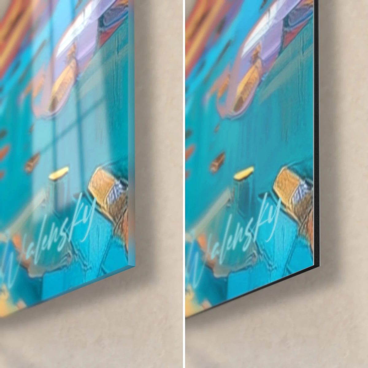 Gemälde Elefanten in ockerfarbenen und blauen Flächen, untere rechte Ecke: glänzendes Acrylglas links, mattes schwarzes Dibond rechts