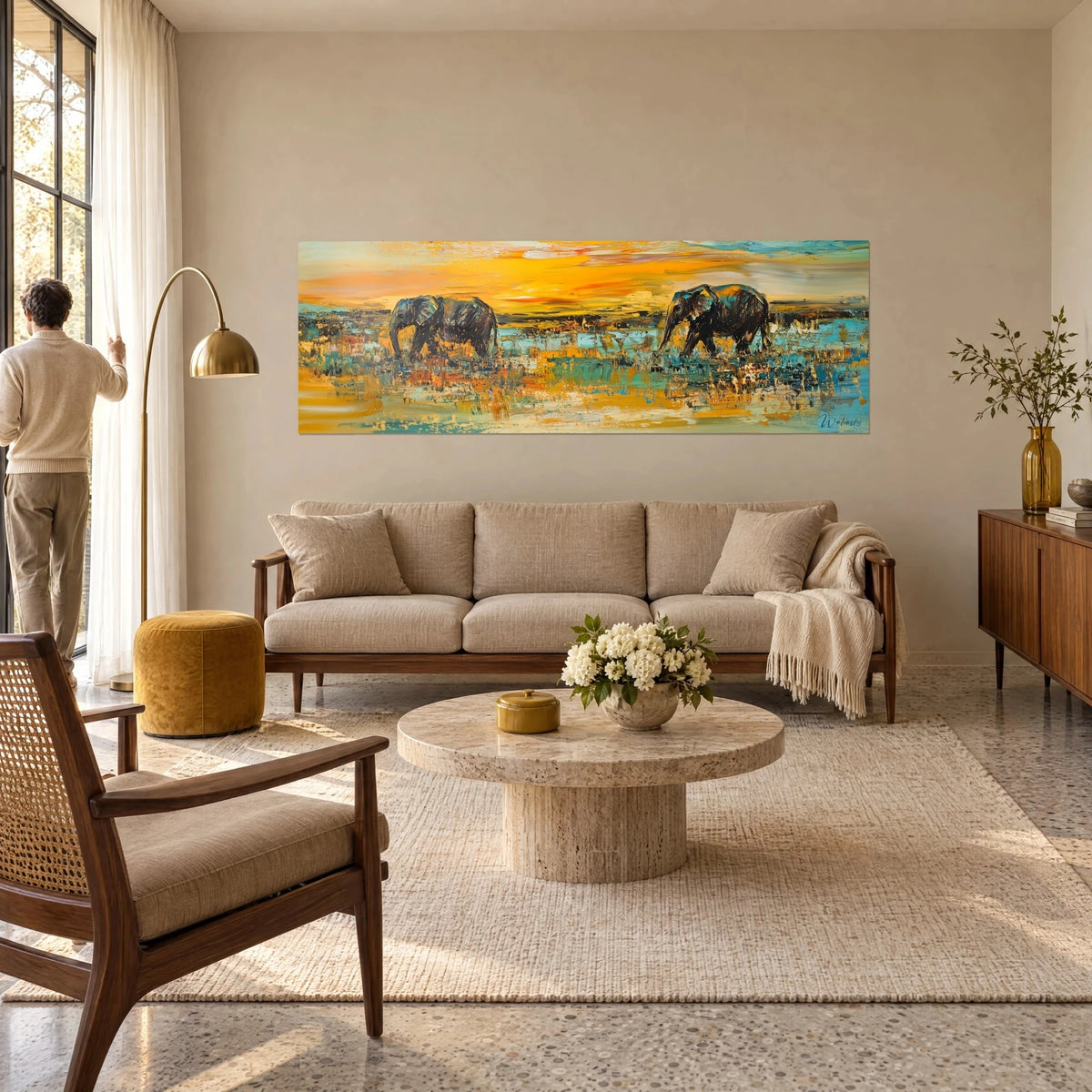 Gemälde zwei afrikanische Elefanten, die einen ockerfarbenen und türkisfarbenen Sumpf unter orangefarbenem Himmel durchqueren, über einem Sofa in einem hellen Wohnzimmer