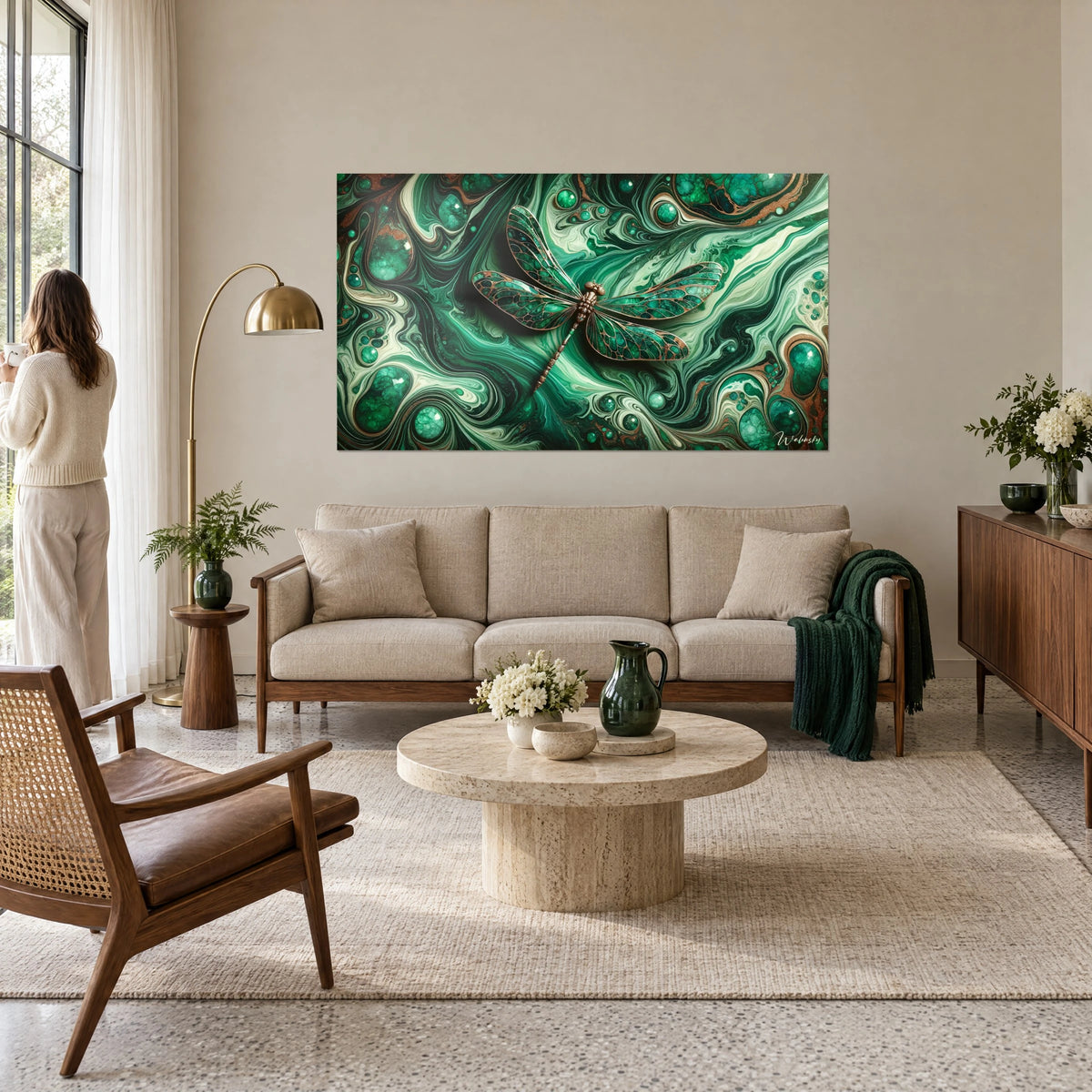 Schilderij libel met vleugels van smaragdgroen glas-in-lood op marmerachtige achtergrond in groen en koper, vrouw van achteren, boven een bank in een lichte woonkamer