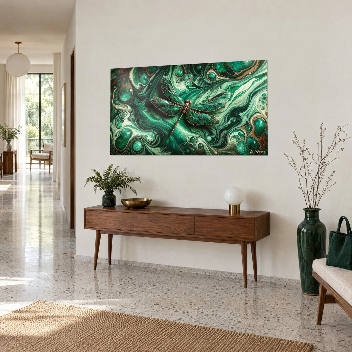 Schilderij insect met koperkleurige vleugeladeren zwevend boven jadegroene en crèmekleurige wervelingen, driekwartaanzicht in een gang, consoletafel van notenhout