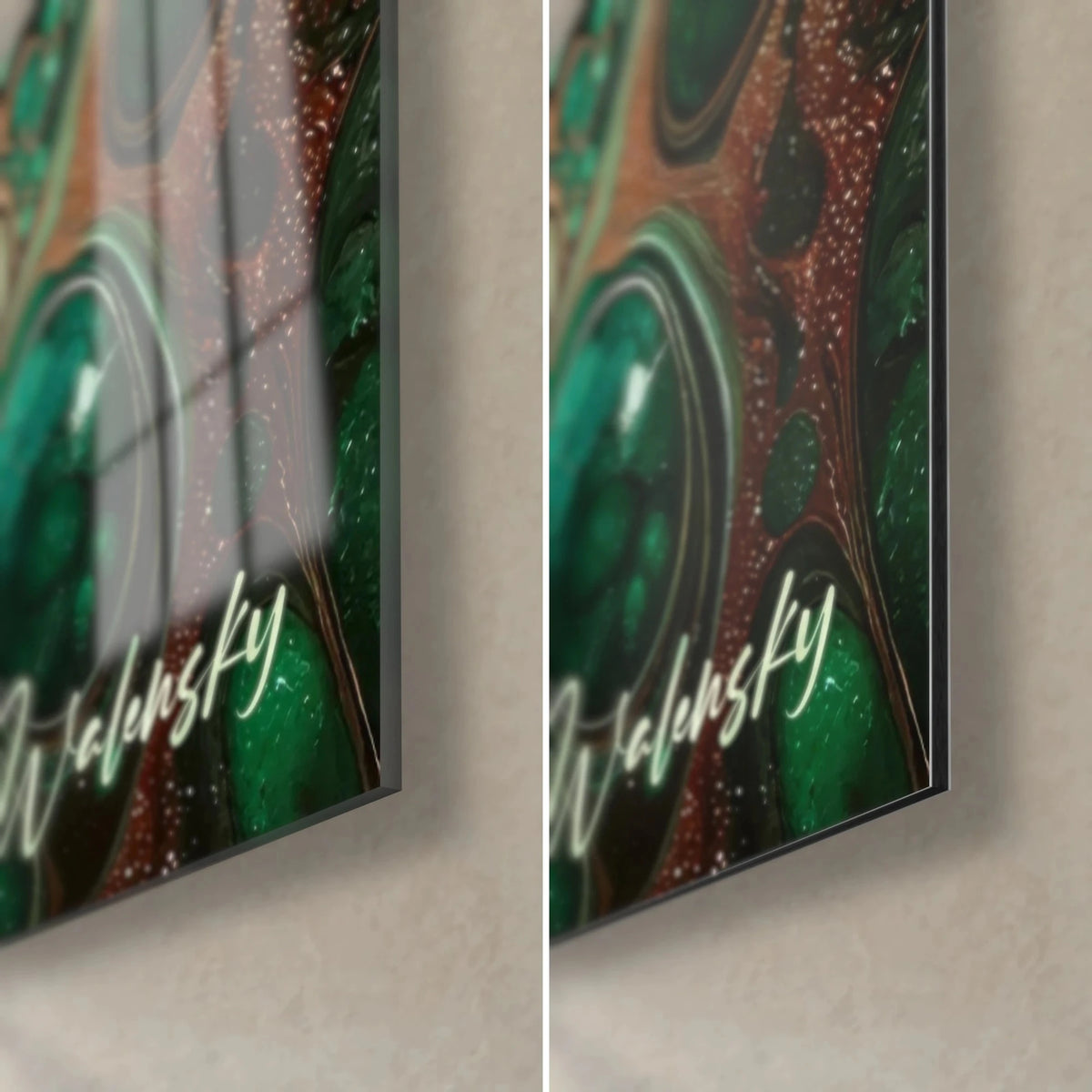 Quadro libellula marmorizzata, dettaglio dell'angolo in basso a destra: vetro lucido con riflessi a sinistra, alluminio Dibond opaco a destra, verde intenso e rame, spessore 3 mm