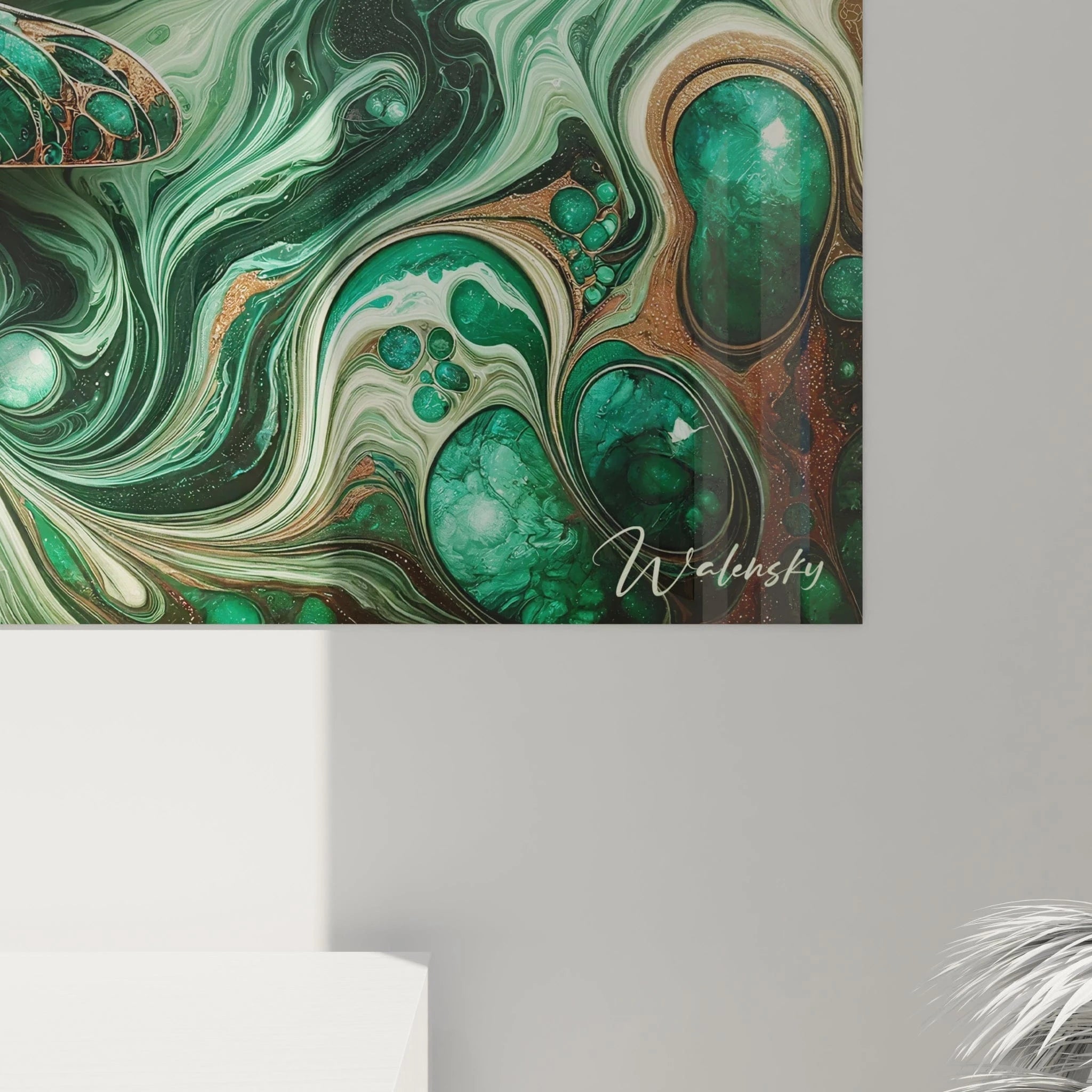 Un tableau abstrait de libellule dorée sur surface marbrée verte. Utilise une palette de vert émeraude, or cuivré, blanc et noir profond. La texture associe courants marbrés, cellules bulleuses et veines métalliques pour le fond, contrastant avec la fine structure géométrique des ailes et le corps articulé métallique de l'insecte central.
