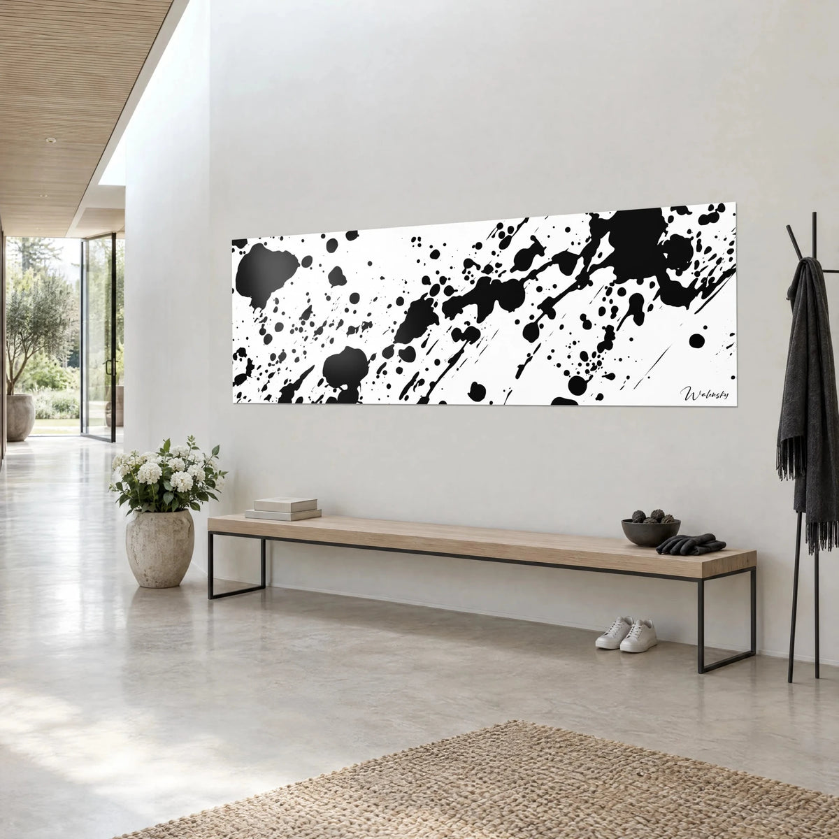 Gemälde mit schwarzen Tintentropfen, diagonal auf reinweißem Grund verstreut, hellgraue Wand, Holzbank, Dreiviertelansicht