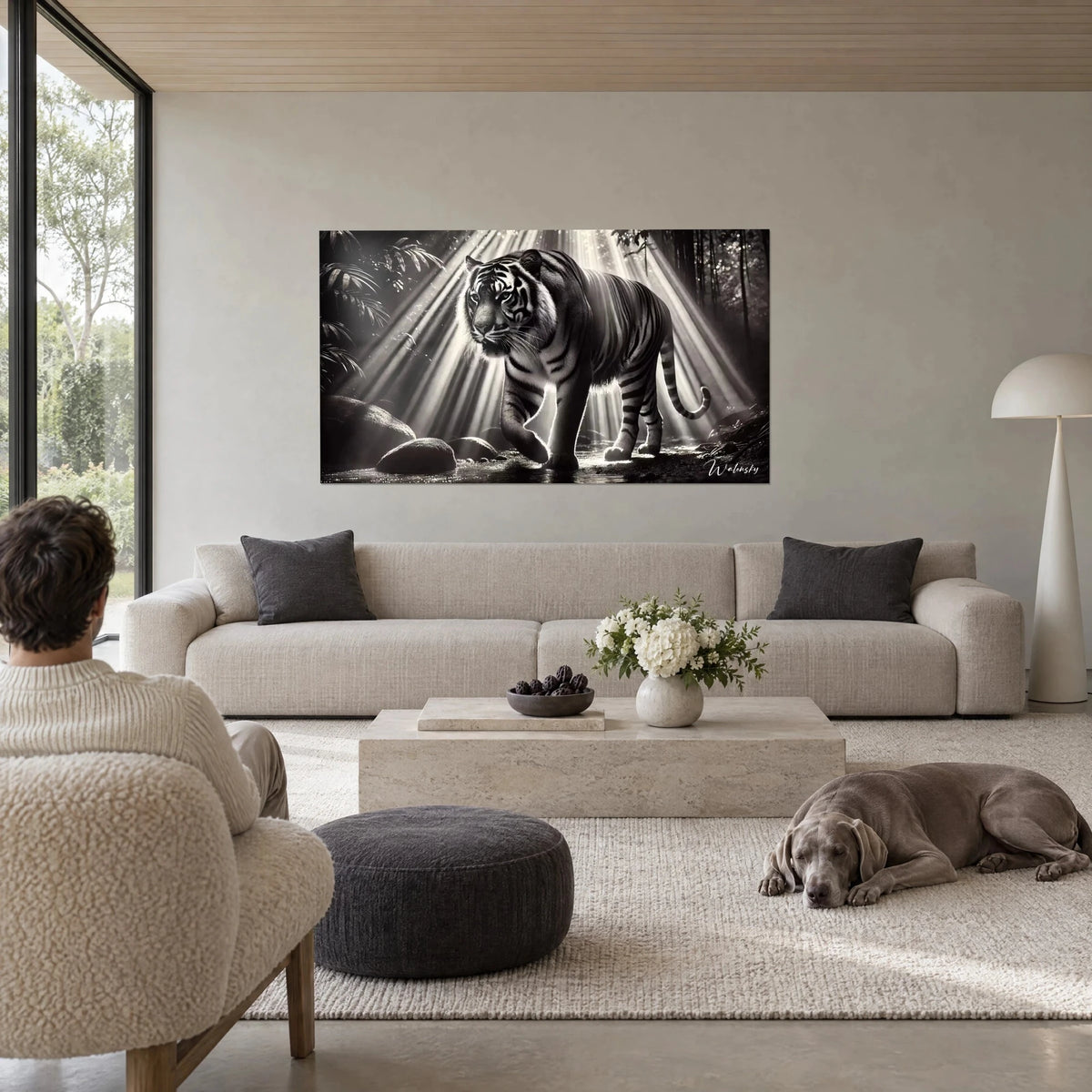 Gemälde Tiger in Schwarzweiß, durchschreitet Lichtstrahlen, dunkelgrauer Dschungelhintergrund, über einem Sofa in einem hellen Wohnzimmer