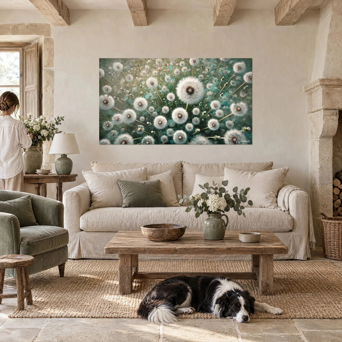 Gemälde Löwenzahn mit weißen flauschigen Samenkugeln auf salbeigrünem und türkisfarbenem Hintergrund, ein Collie liegt davor, über einem Sofa in einem hellen Wohnzimmer