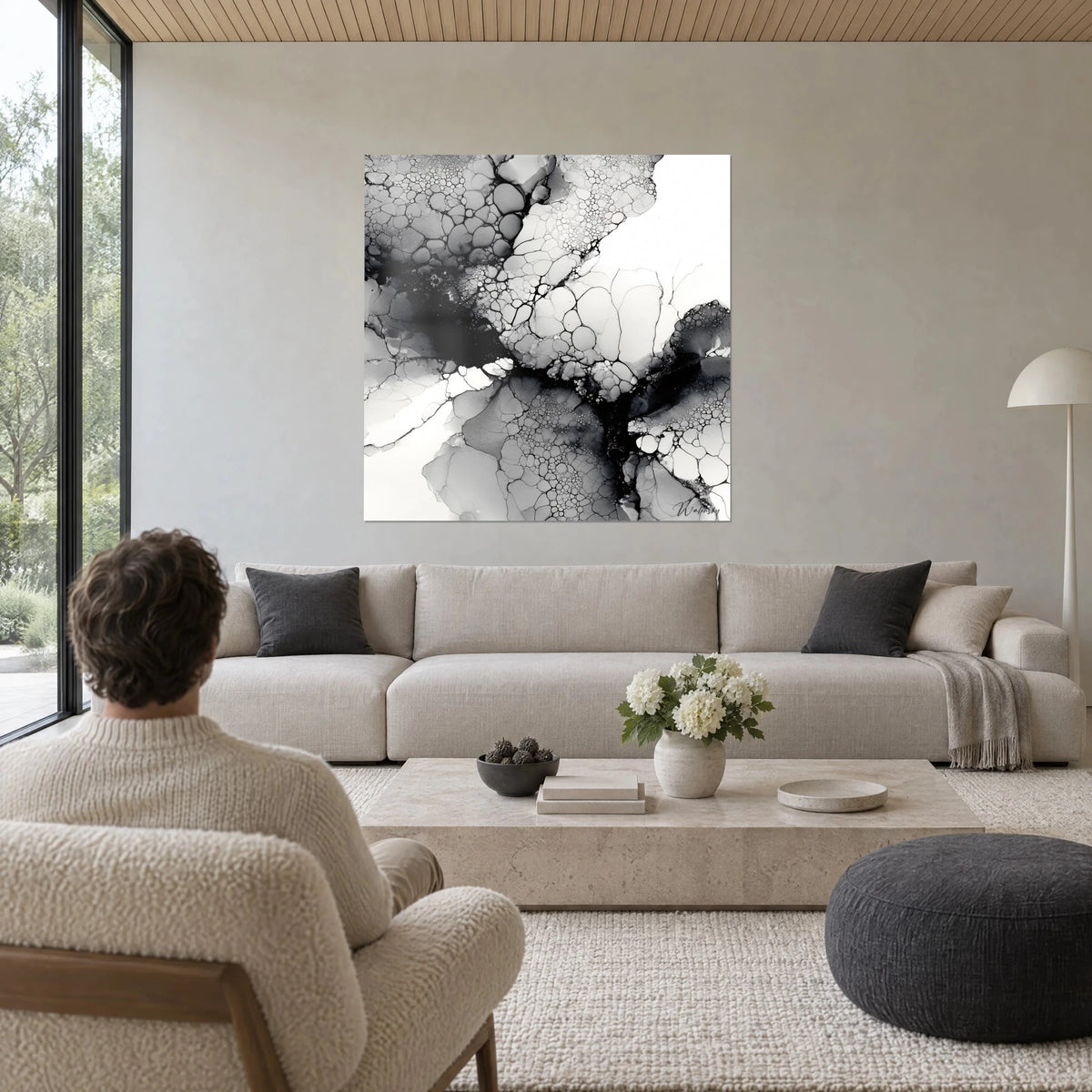 Gemälde Fließende Tinte in Schwarz und Weiß, perlgraue Zellen und kohlschwarze Tintenadern, über einem Sofa in einem hellen Wohnzimmer
