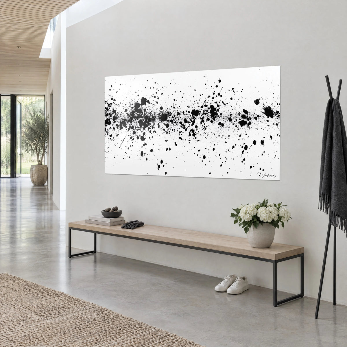 Gemälde mit schwarzen Tupfen in einem horizontalen Band auf reinweißem Grund, Holzbank und weiße Blumen, hellgraue Wand
