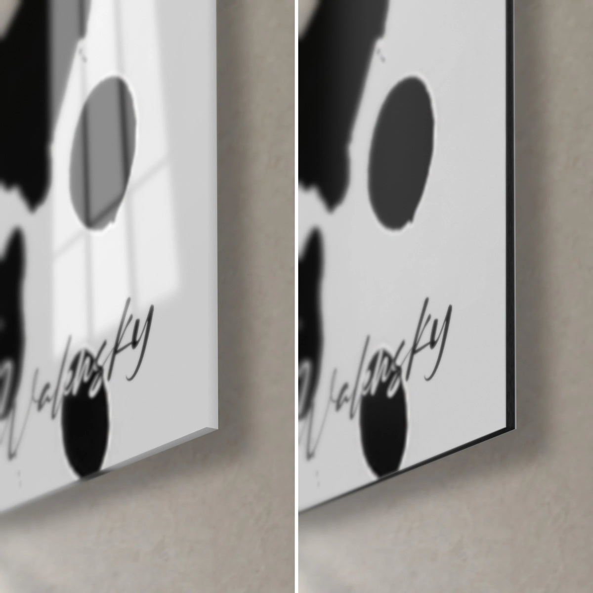 Cuadro con puntos de tinta negra sobre fondo blanco, esquina inferior derecha: cristal brillante con reflejos, Dibond gris mate, canto de 3 mm