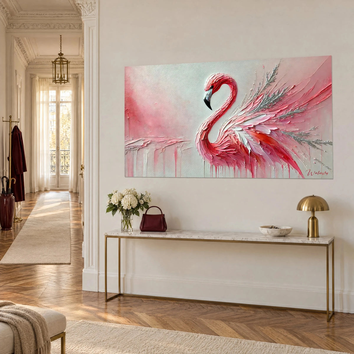 Cuadro ave zancuda rosa vivo con plumas plateadas brillantes sobre fondo gris perla, en una pared junto a una consola dorada