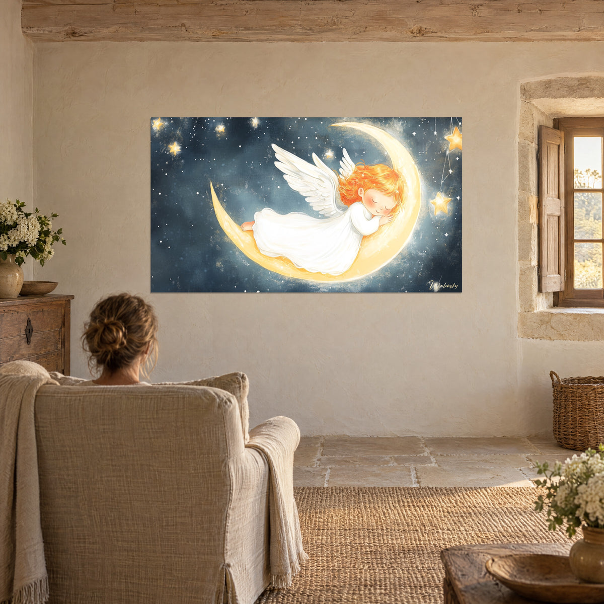 Obraz małego rudowłosego anioła śpiącego na księżycu, rozpostarte białe skrzydła, granatowe niebo usiane złotymi gwiazdami, salon z kamiennymi ścianami