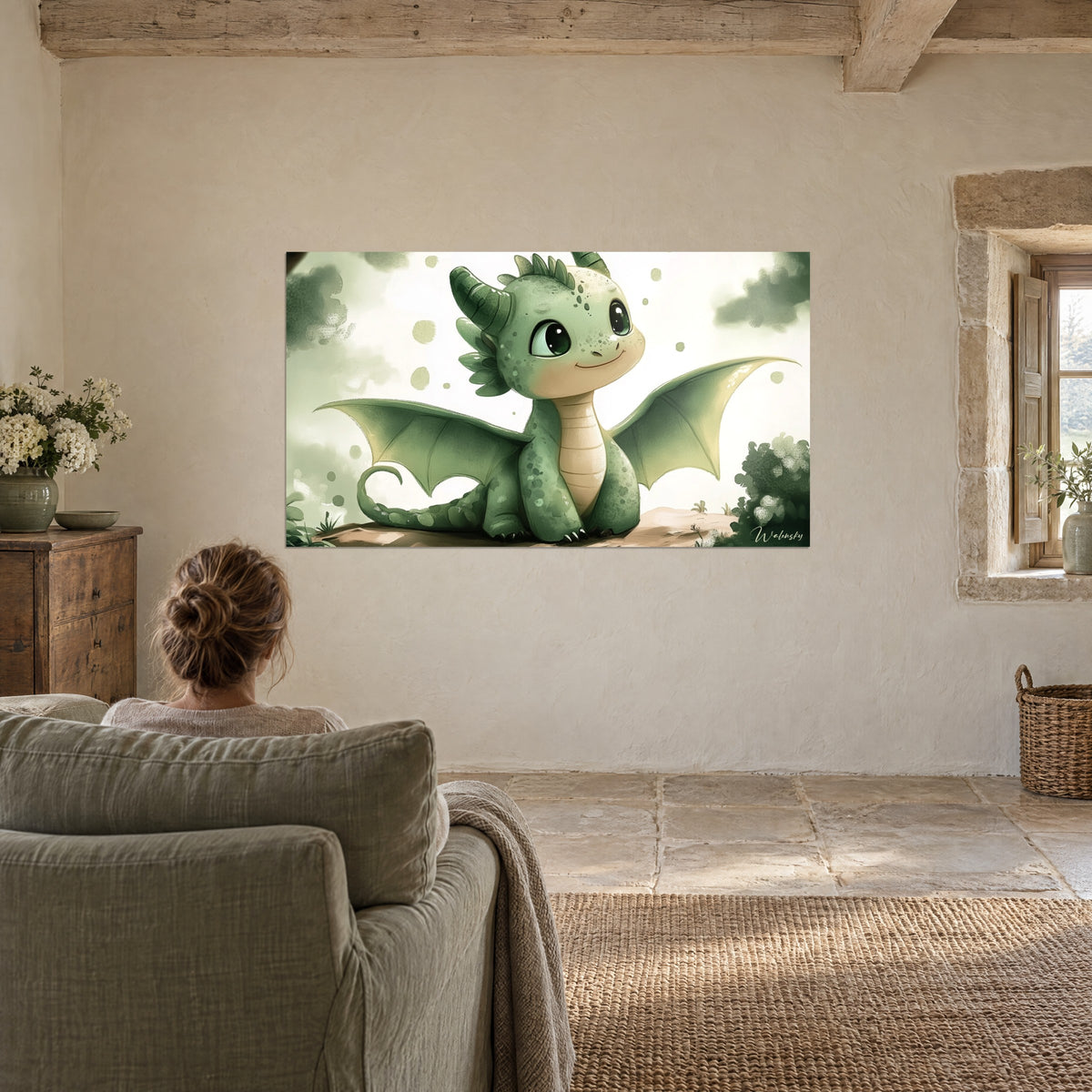 Schilderij groen gevleugeld wezen met opgerolde staart en teder glimlachje, crèmewitte achtergrond, tegenover een saliegroene fauteuil
