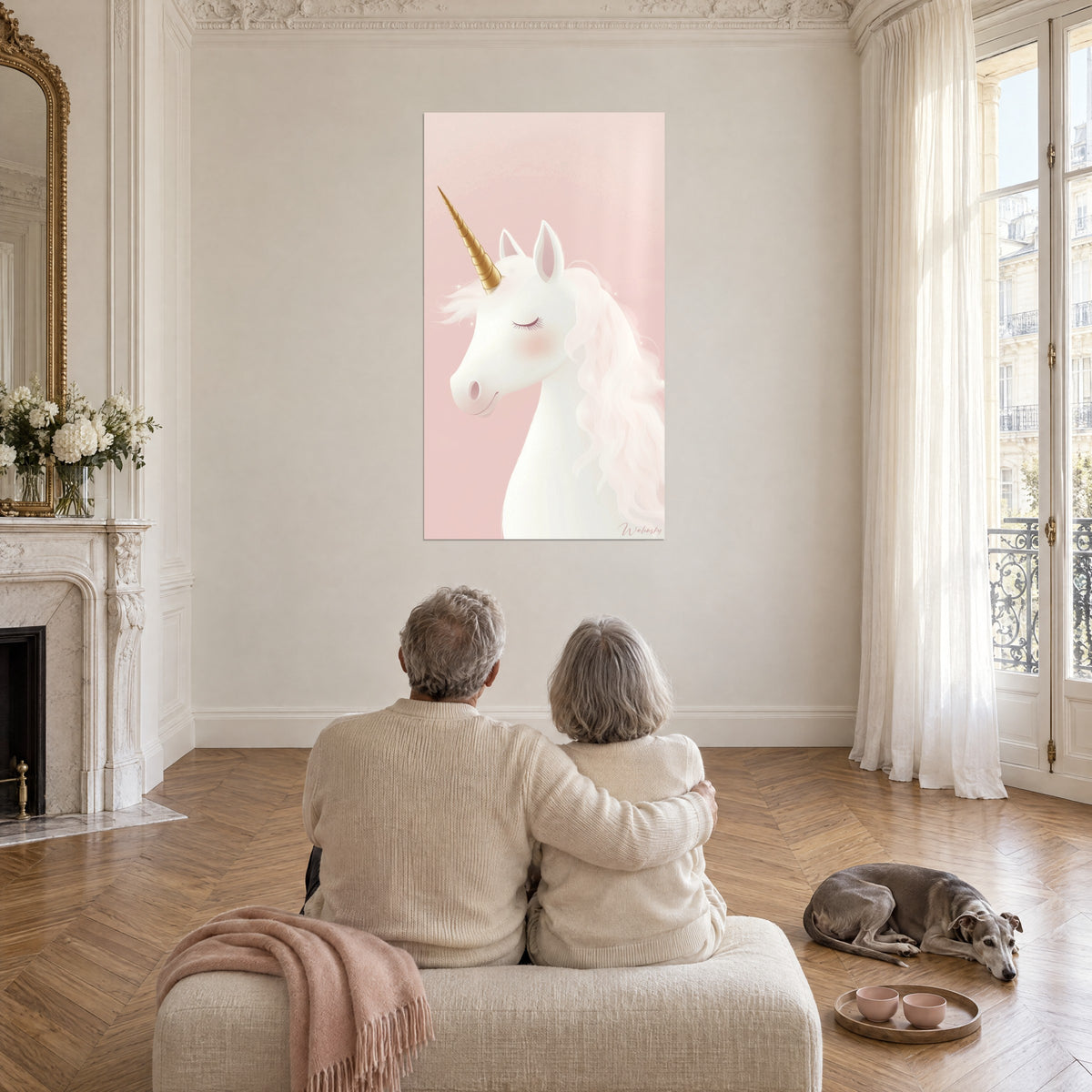 Schilderij zachte eenhoorn met gesloten oogleden, parelmoeren manen en gouden hoorn op roze, stel van achteren en grijze whippet liggend in de woonkamer