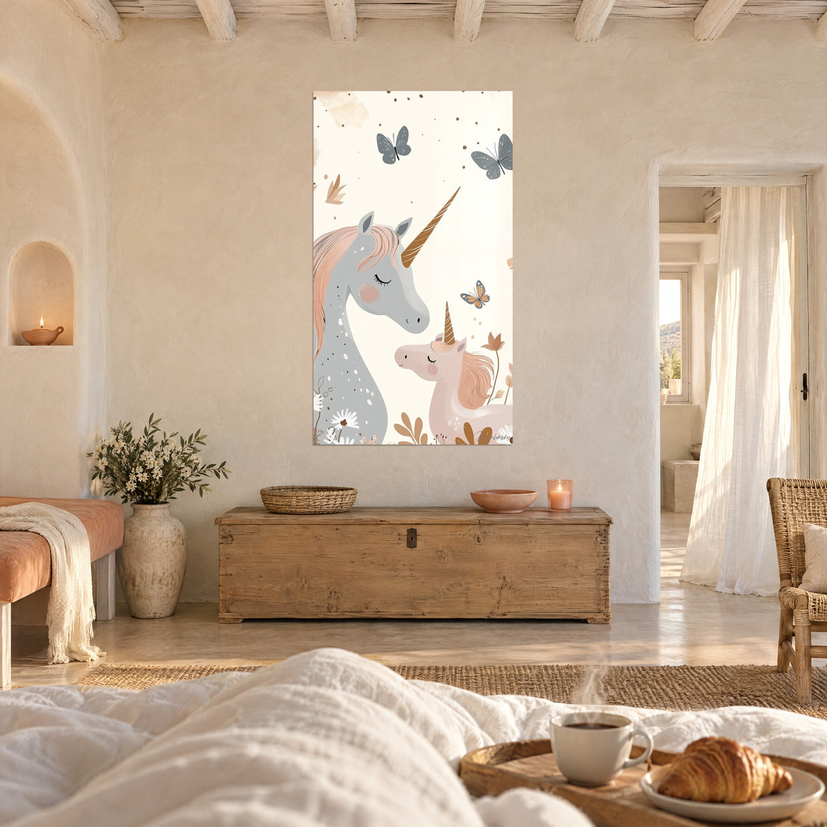 Cuadro potro rosa dormido junto a su madre gris, cuerno ocre rayado y mariposas gris pizarra, sobre una cama en un dormitorio claro