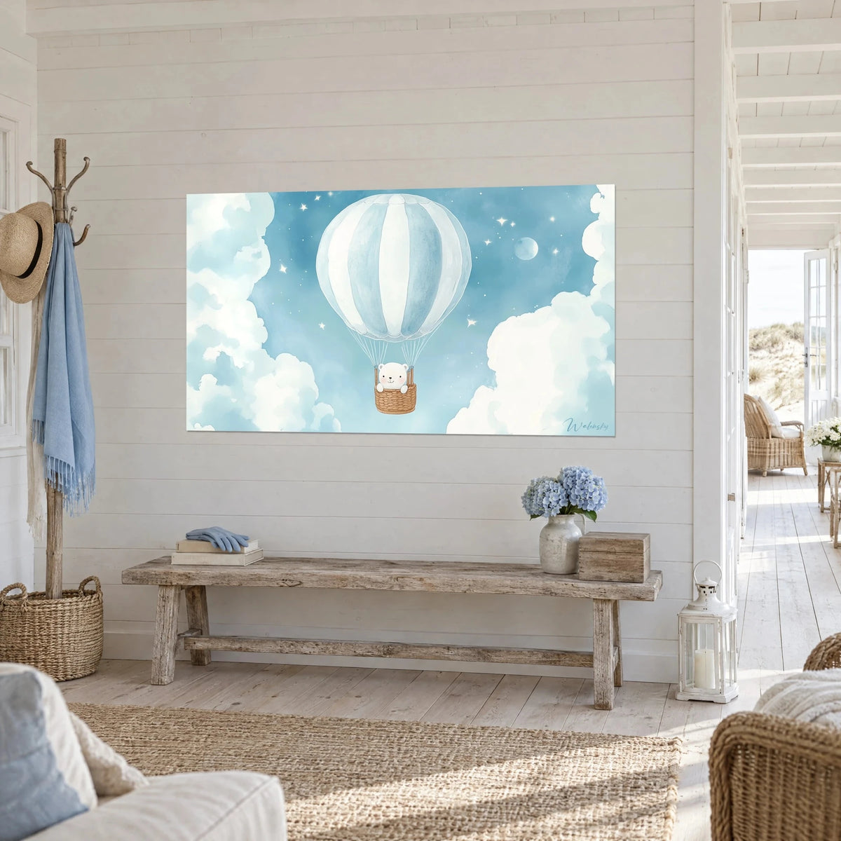 Quadro pallone ad aria calda a righe in un cielo azzurro turchese stellato, nuvole bianche, appeso in vista di tre quarti su una parete in legno
