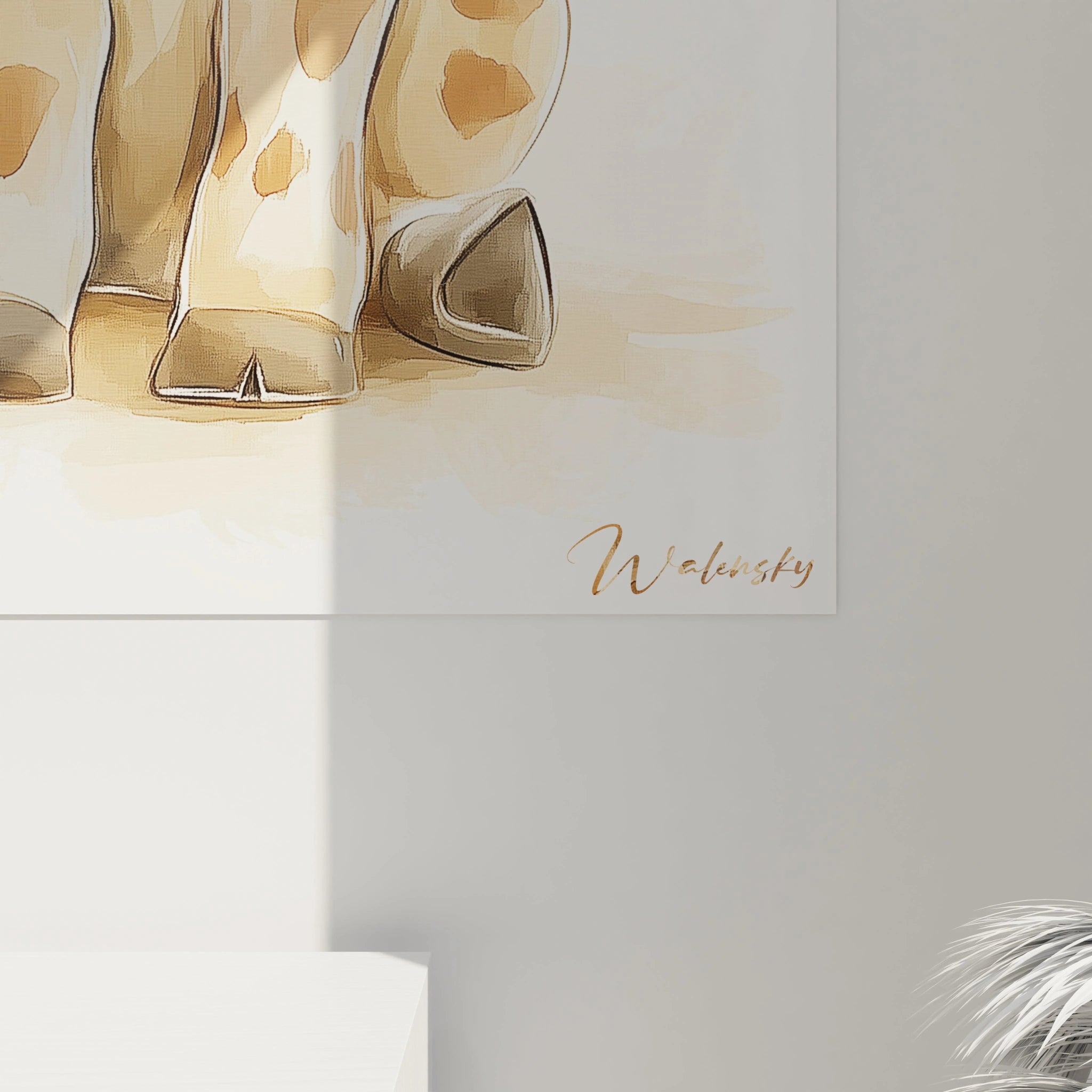 Un tableau pour enfant affichant une girafe aux traits ronds et symétriques, avec une palette marron, beige et orange, sur un fond aquarellé texturé aux nuances claires et douces.







