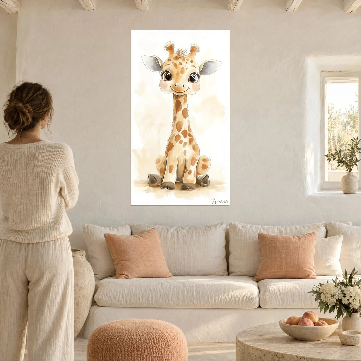 Tableau girafon aux grands yeux bruns, taches ocre sur pelage crème, femme de dos au-dessus d'un canapé dans un salon lumineux