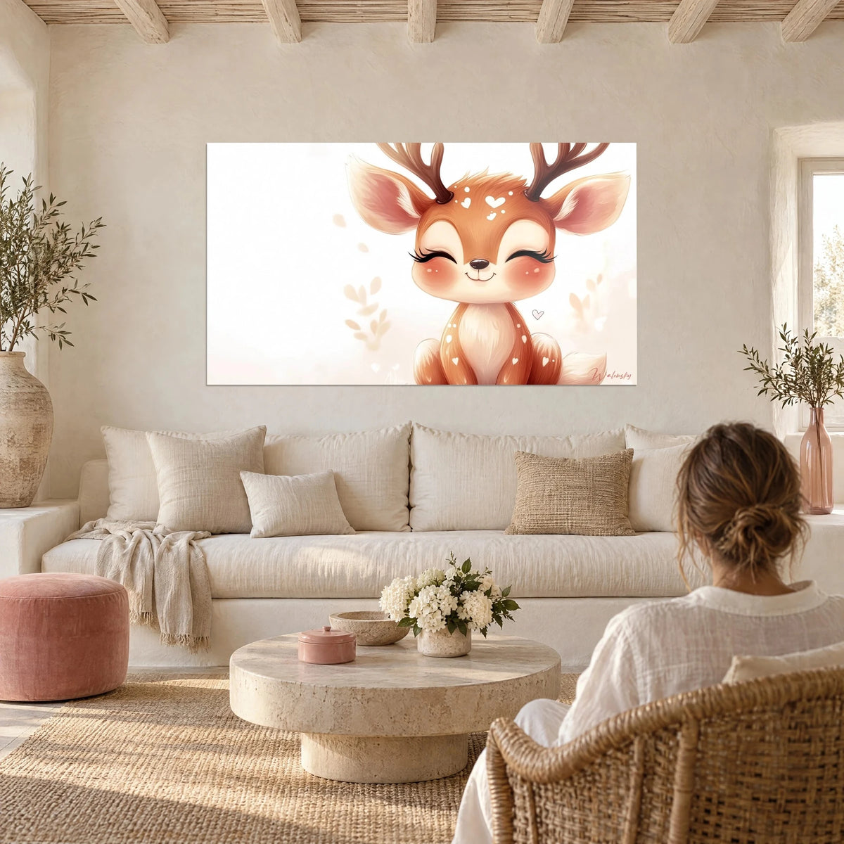 Gemälde Rehkitz mit geschlossenen Augen und rosigen Wangen, braune Geweihansätze, orangefarbenes Fell auf cremefarbenem Hintergrund, über einem Sofa in einem hellen Wohnzimmer
