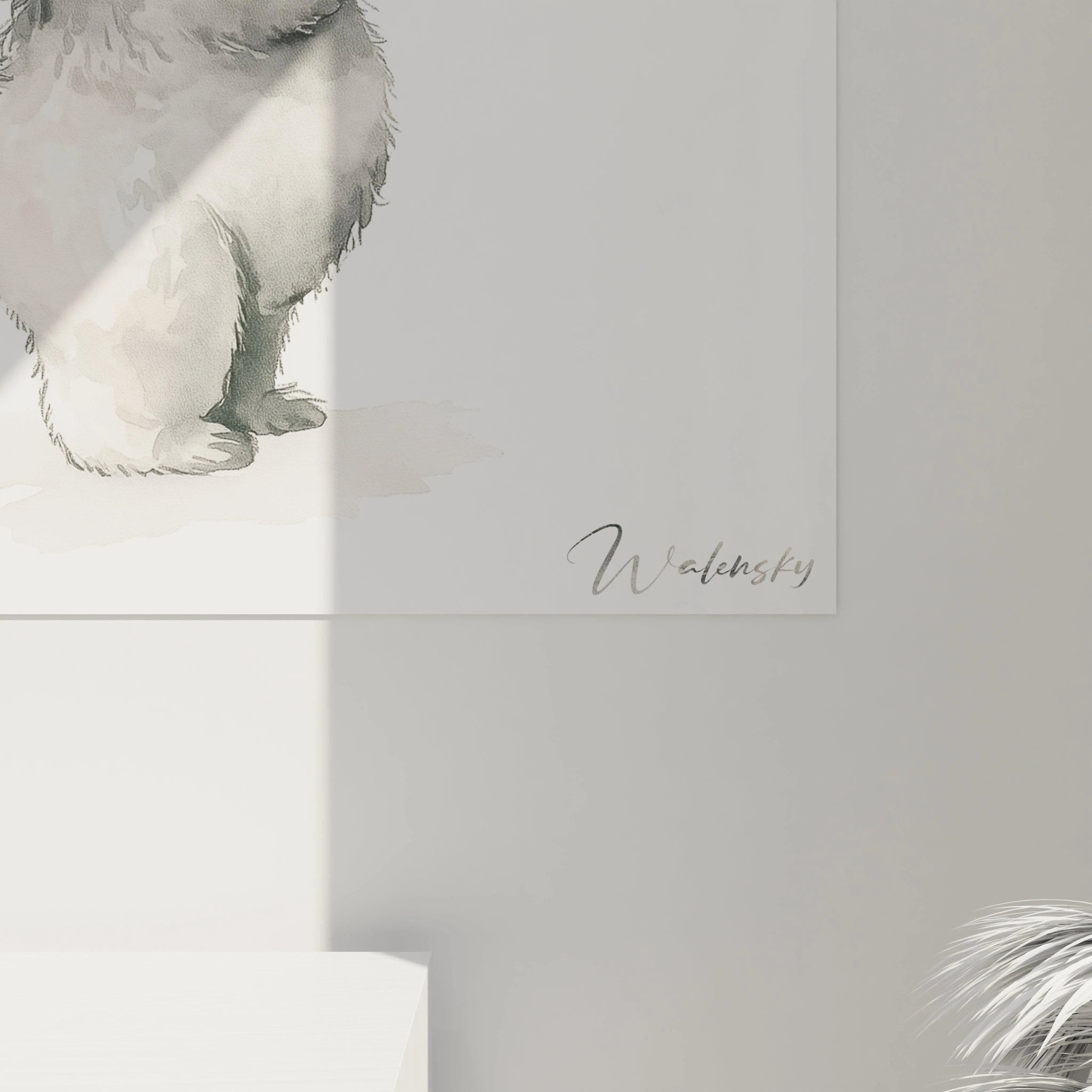Un tableau pour enfant illustrant un koala aux tons gris doux, tenant un ballon rouge translucide, avec des effets d’aquarelle diffus et un fond blanc uniforme sans éléments additionnels.







