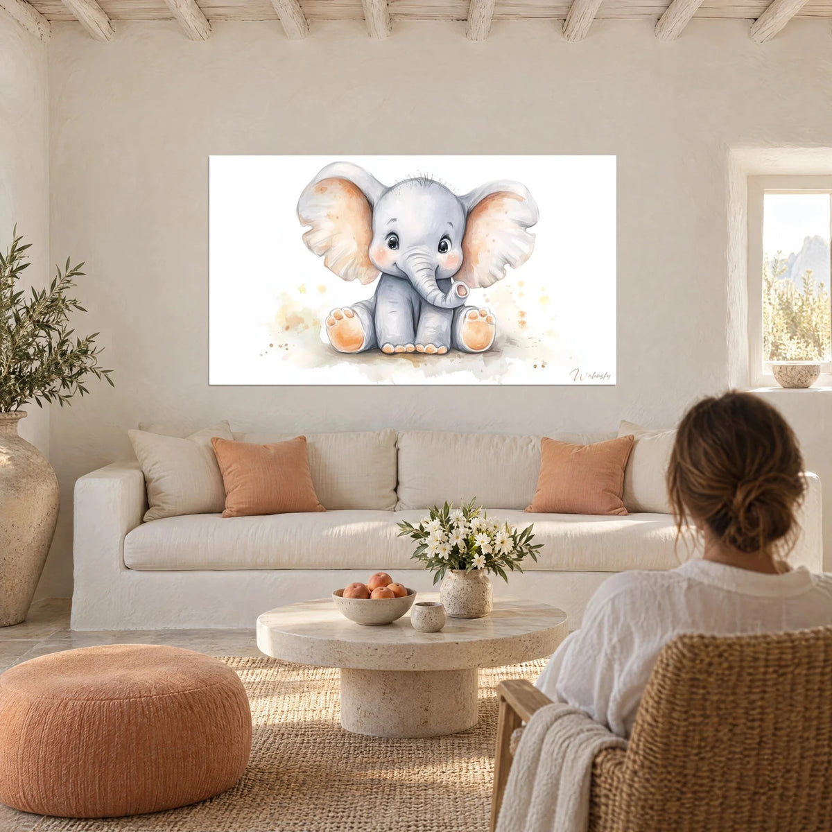 Schilderij grijze babyolifant met grote abrikooskleurige oren, zittend, in aquarel, boven een bank in een lichte woonkamer