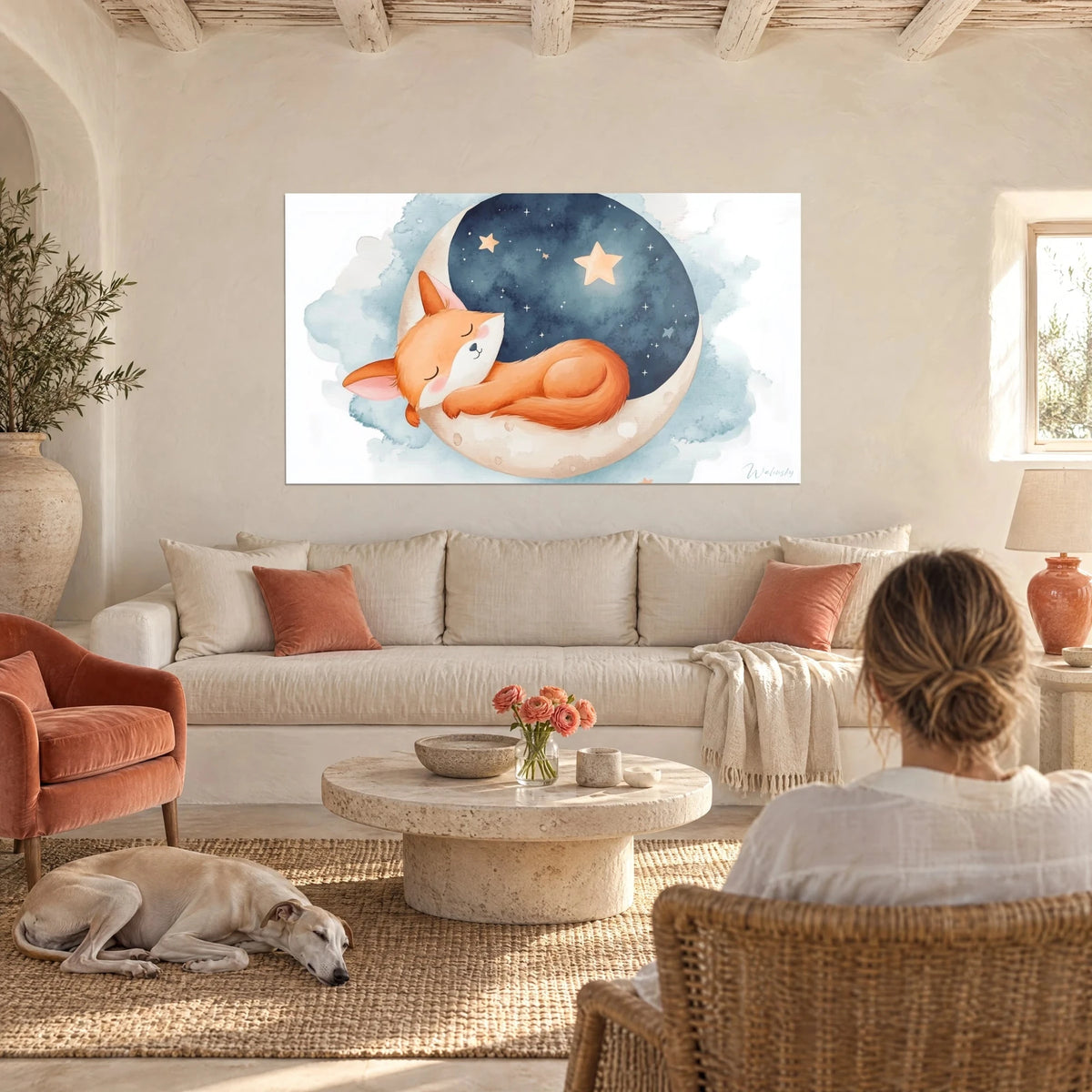 Cuadro de un zorrito rojizo dormido sobre una luna creciente crema, cielo azul noche estrellado, encima de un sofá en un salón luminoso