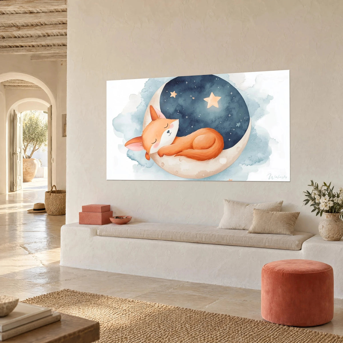 Cuadro de un zorro naranja acurrucado contra la luna, acuarela azul marino y turquesa, estrella dorada, sobre una pared encalada en tres cuartos