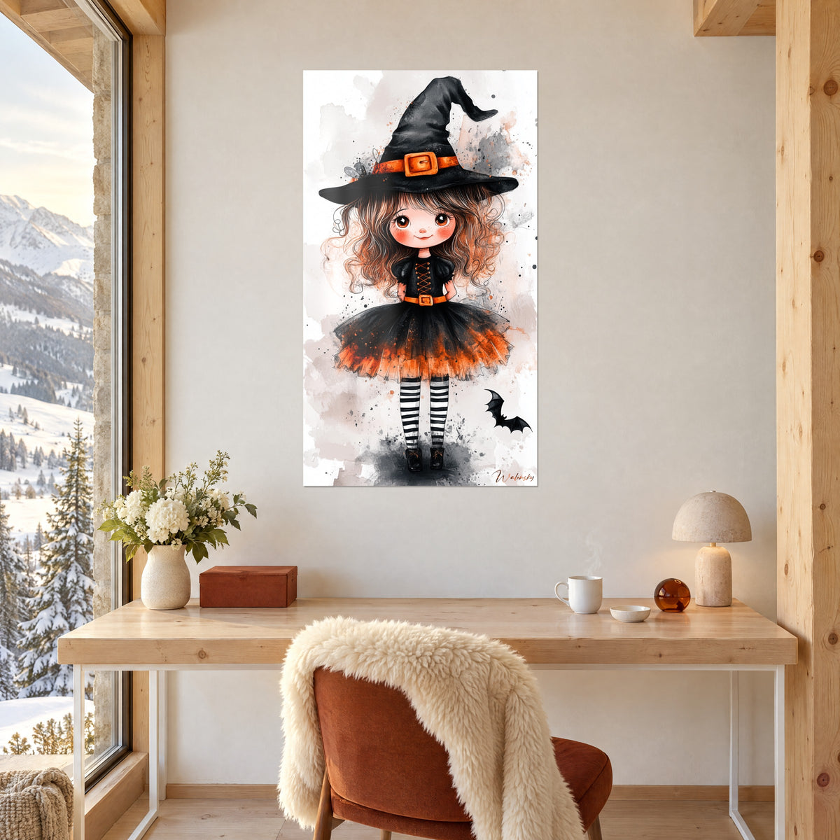 Quadro ragazzina in costume di Halloween, acquerello grigio punteggiato di inchiostro nero e arancione vivace, scrivania in legno chiaro vicino a una finestra