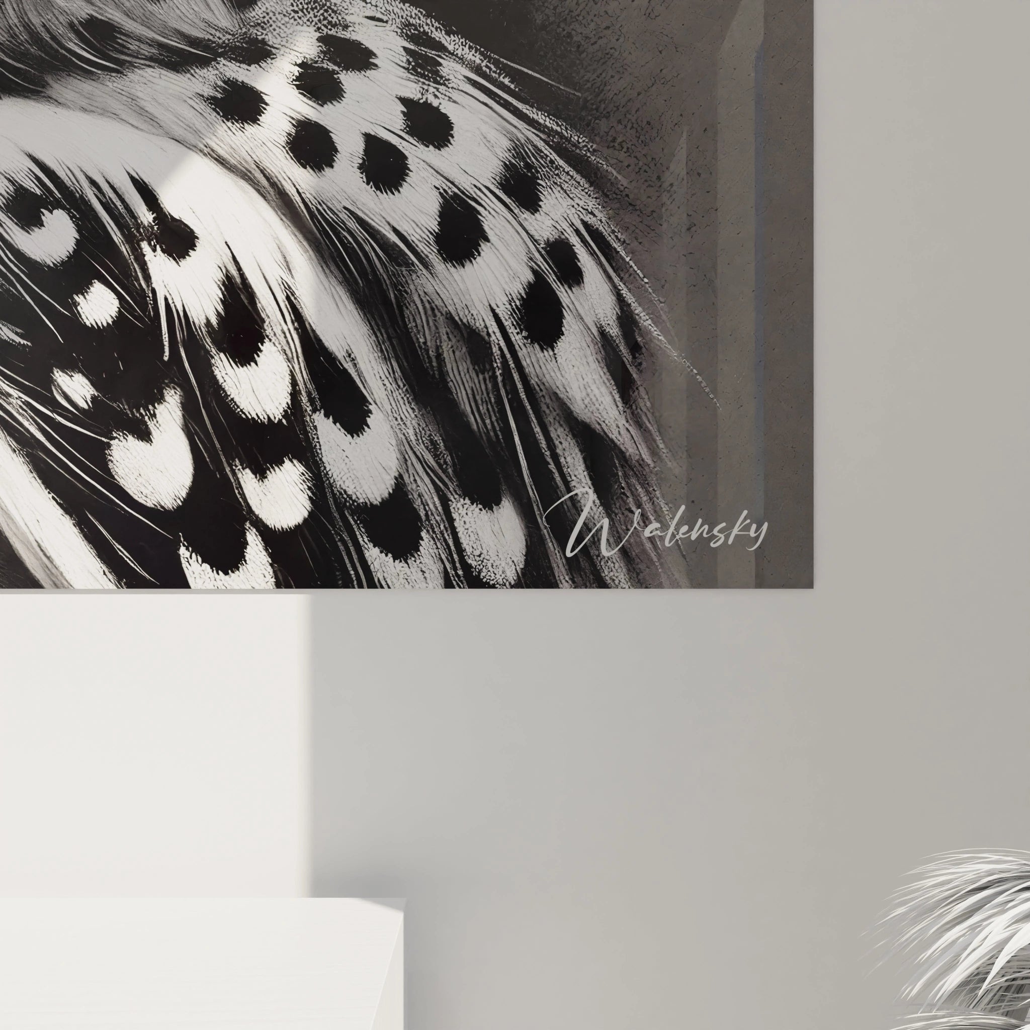vue de pres du tableau chouette noir et blanc admirez la texture des plumes et le regard hypnotique de cette chouette au contraste saisissant






