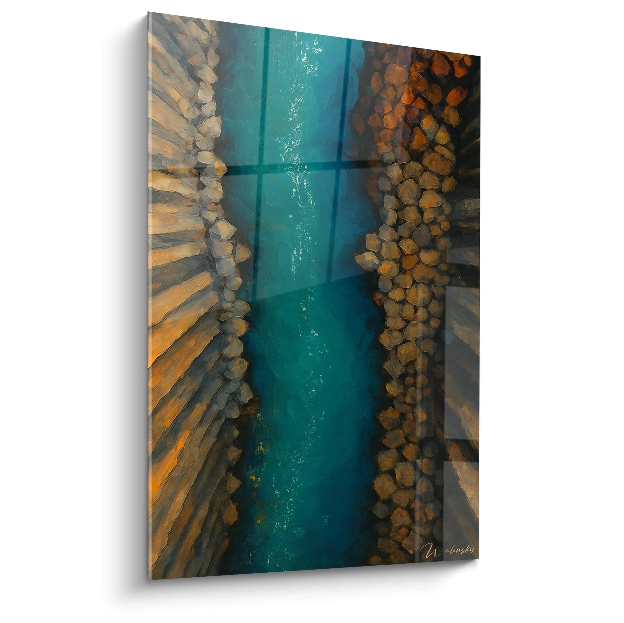 Un tableau vue aérienne représentant un canyon avec une rivière turquoise centrale, bordée de formations rocheuses orangées et brunes texturées. La composition symétrique crée une perspective verticale saisissante avec des textures rugueuses contrastant avec l'eau lisse.
