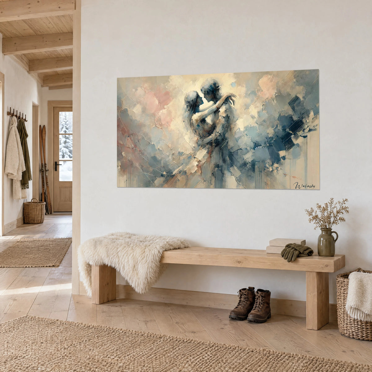 Schilderij abstracte silhouetten die elkaar omarmen, crèmekleurige en nachtblauwe paletmesstreken, tegen een witte chaletmuur