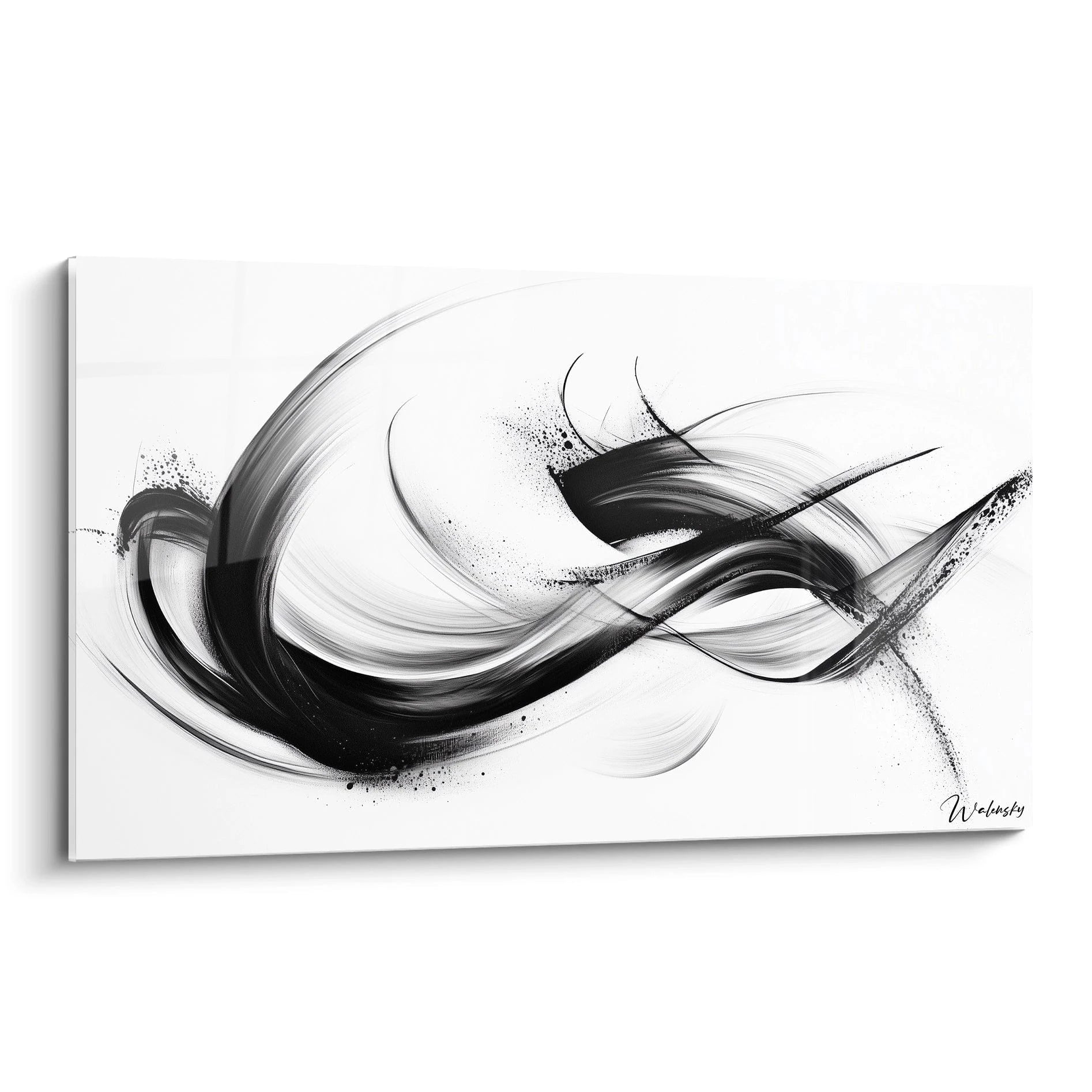 Un tableau rayures noir et blanc présentant des courbes fluides et dynamiques qui traversent l'espace blanc. Traits expressifs aux bords diffus créant un mouvement ondulant, avec éclaboussures fines et textures variées du noir profond au gris clair.

