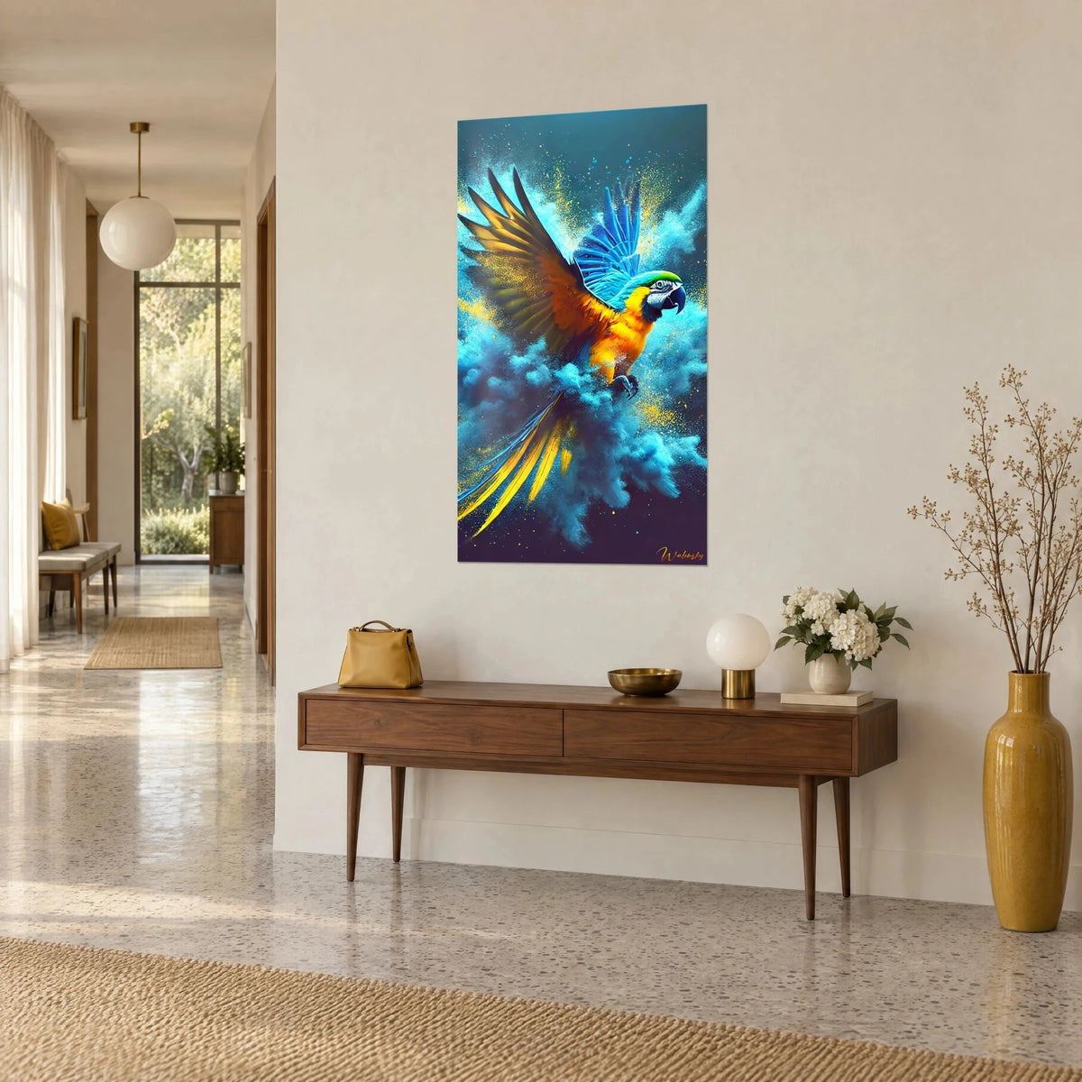 Tableau perroquet aux ailes déployées, plumage orange et bleu éclatant, poussière dorée, sur un mur beige au-dessus d'une console en bois