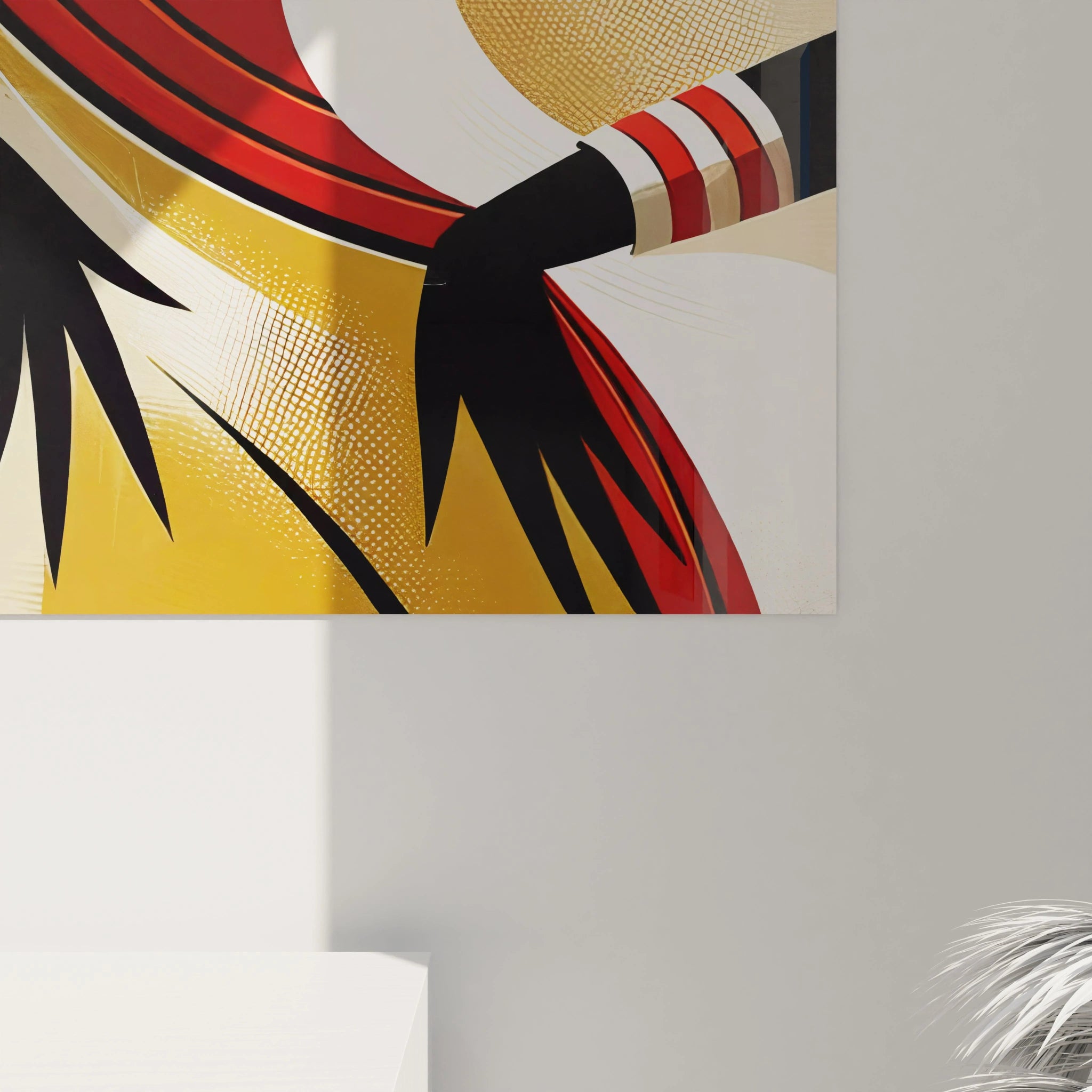 Une vue rapprochée du tableau africain montre la texture des motifs circulaires, les teintes rouges et noires s’entrelacent pour former une œuvre vibrante, mettant en lumière la force et la beauté féminine.

