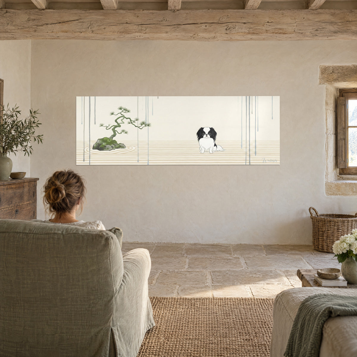 Gemälde orientalische Gelassenheit: kleiner schwarz-weißer Spaniel, Bonsai mit dunkelgrünen Nadeln, cremefarbener Hintergrund, rustikales Steinwohnzimmer