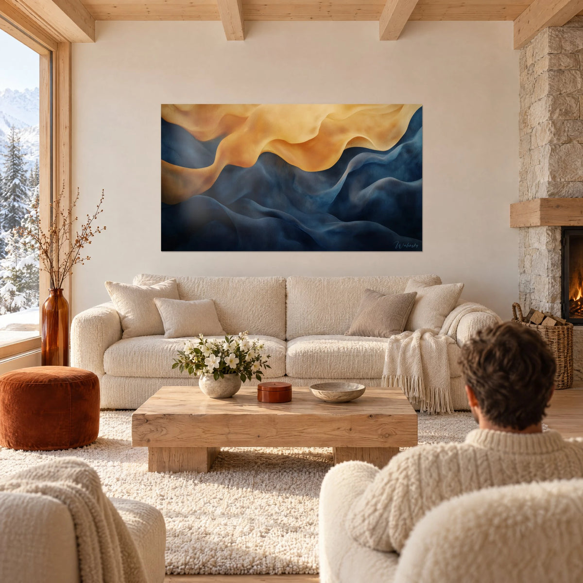 Tableau drapé de soie ocre dorée ondulant sur fond bleu nuit, deux personnes de dos, au-dessus d'un canapé dans un salon lumineux